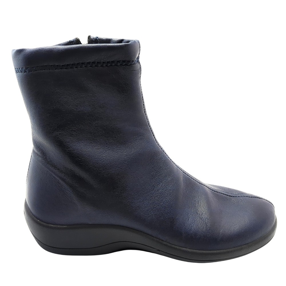 Cómoda  Botín mujer Arcopedico JASPER de licra azul elástica aspecto piel lisa, vegana e hidrofugada. Ajuste cremallera. Piso con doble arco lateral para mejor el apoyo Altura Tacón bajo (3-5 cm) Referencia 4646-J67