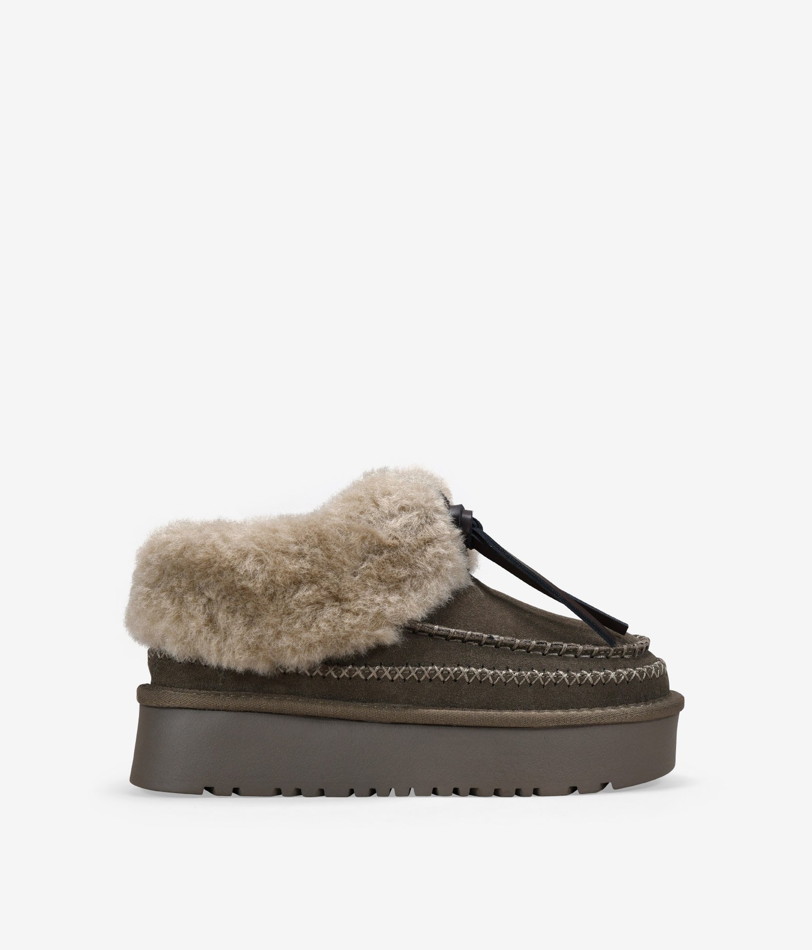 Bosanova Botines de invierno para mujer en serraje piel con detalle de bordado bicolor, forro de pelo y suela de plataforma. Sin cierre.