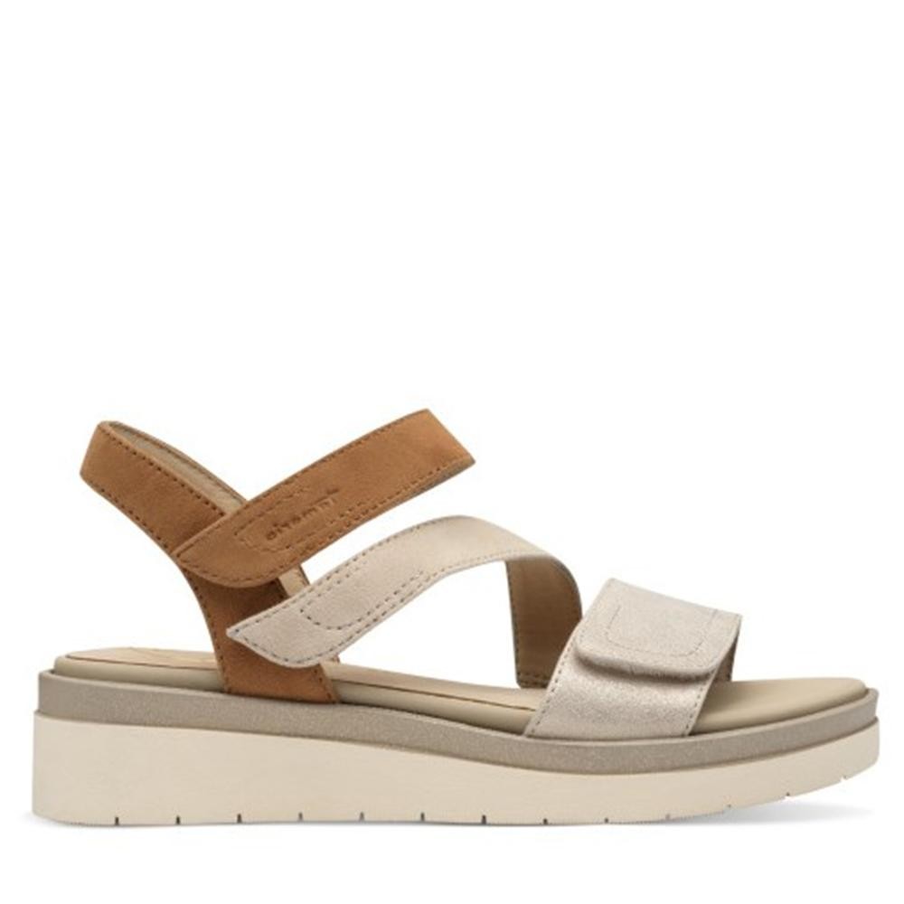 Cómoda  Sandalia mujer 88702 de TAMARIS CONFORT en nubuck beig, cuero beig laminado. Plantilla acolchada extraible. Ajuste velcros. Cuña ligera, cómoda y antideslizante Altura Tacón bajo (3-5 cm) Referencia
