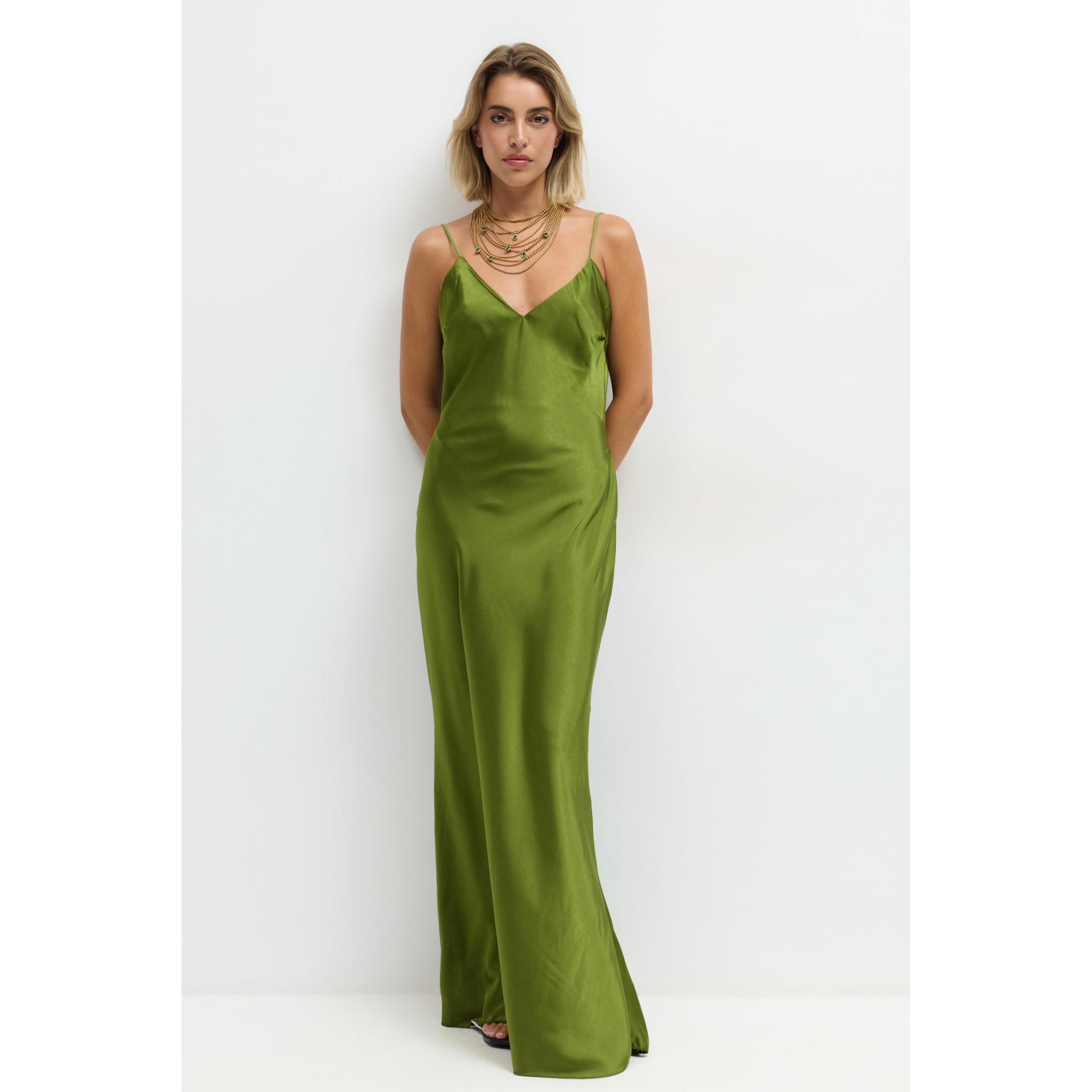 Vestido largo de raso para mujer con tirantes finos. Diseño sofisticado de fiesta con escote en V, espalda al aire y caída fluida de efecto sedoso. Ideal como vestido de invitada de boda, eventos y cenas especiales. Disponible en varios colores.
