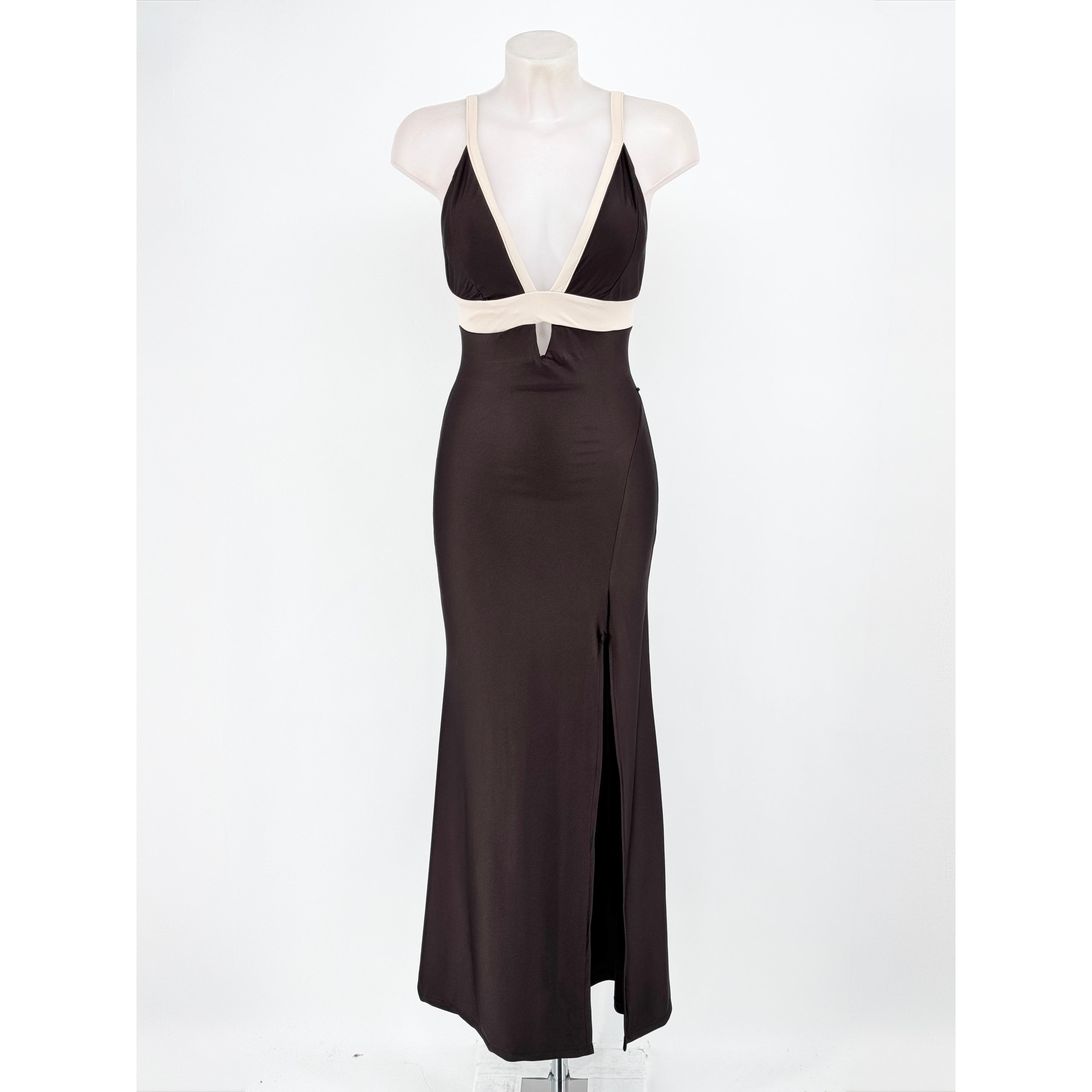 Descubre el vestido largo de fiesta definitivo: diseño sofisticado con escote en V, elegante espalda descubierta, detalle cut-out en el pecho y abertura lateral en la falda. Disponible en varios colores ideales para invitada de boda, galas y eventos espec