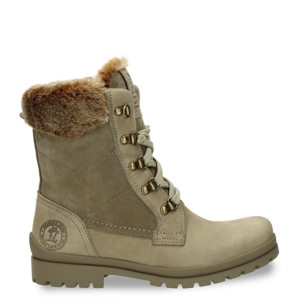 Cómoda  Bota mujer de Panama Jack TUSCANI B35, en piel khaki, repelente al agua y resistente. Forro de cálida felpa y detalle de pelo en la caña. Cómodo piso flexible. Altura 2,5 CM Referencia TUSCANI-B35
