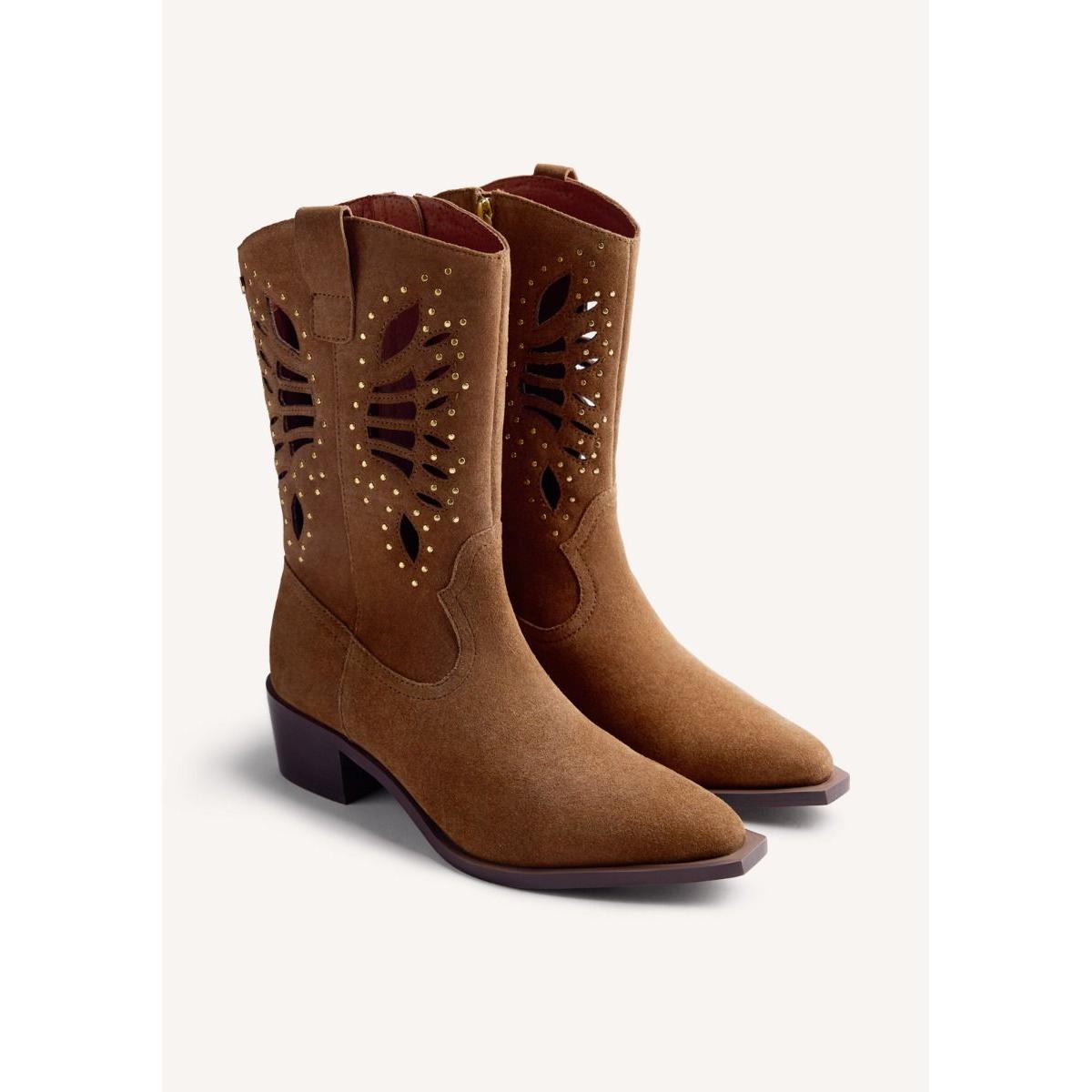 Botas marca GIOSEPPO para mujer en color taupe. Botas de piel caladas para mujer GIOSEPPO en color cuero, diseño cowboy con tacón bajo y detalles decorativos