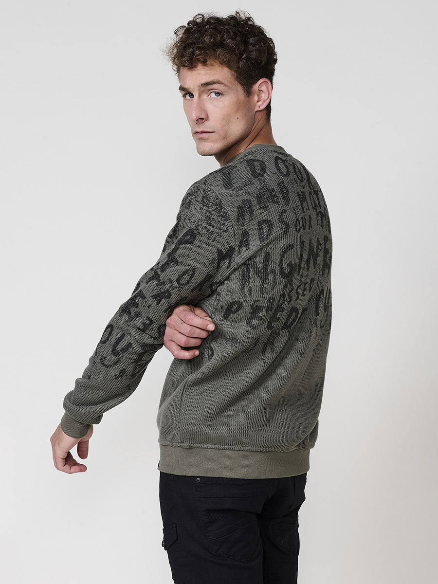Koroshi - Sudadera hombre cuello redondo estampado tipográfico all over en tricot texturizado con interior suave color kaki