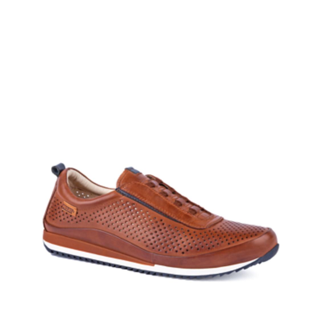 PIKOLINOS M2A-6252 LIVERPOOL Deportivos de hombre con elásticos en piel de primera calidad perforada, con plantilla acolchada y extraible, cuello acolchado para mayor confort.