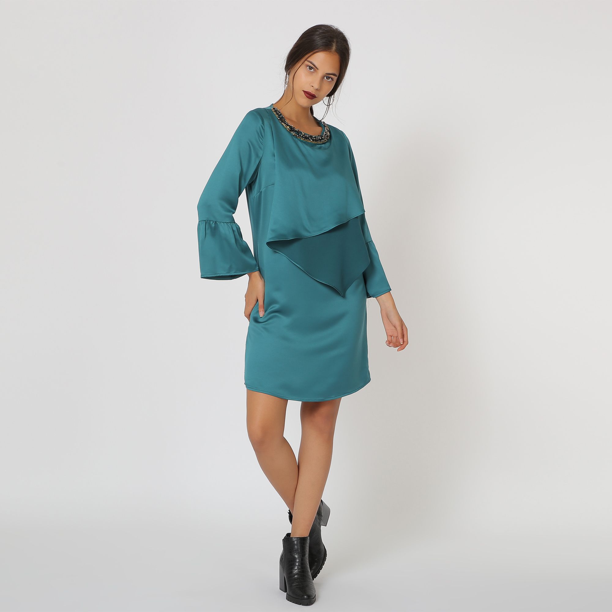Vestido satinado de fiesta con volantes delanteros y mangas largas, 100 % poliéster para eventos elegantes y ocasiones especiales marca BanBat - REF: AN-070202