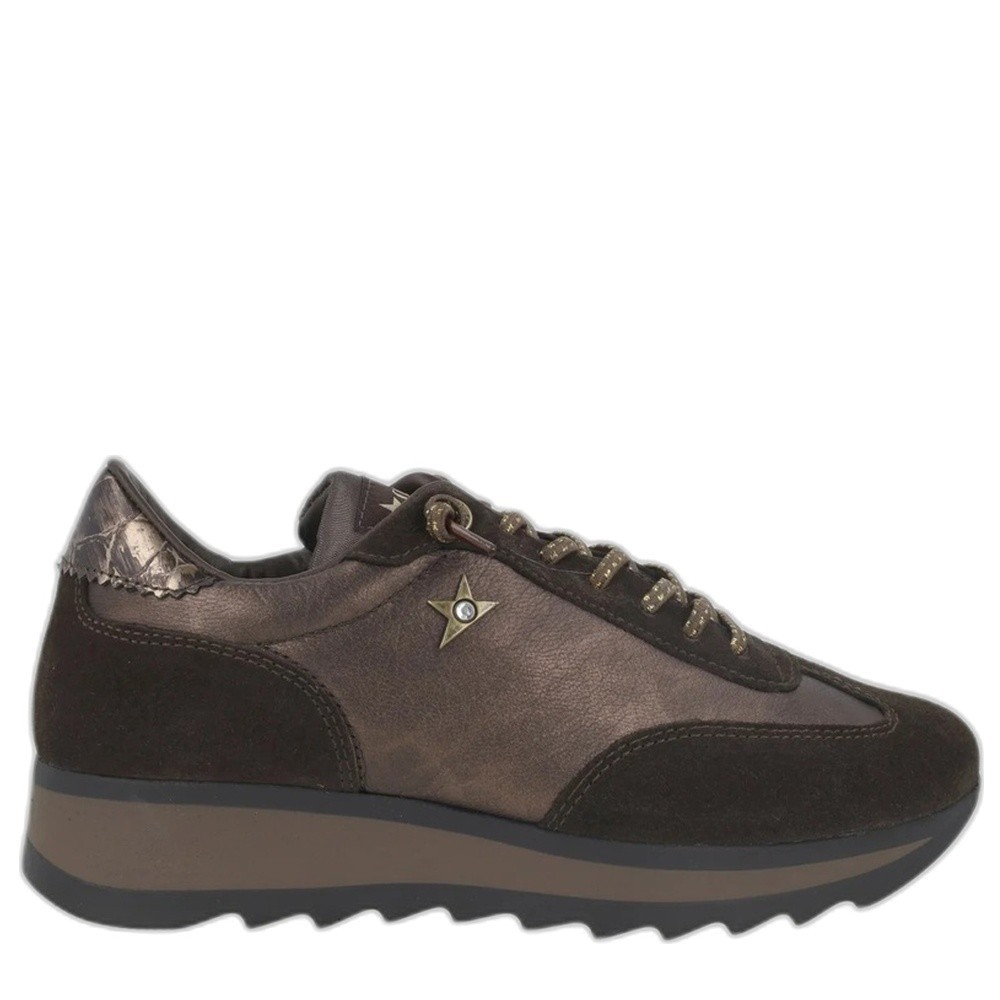 Cómoda CETTI 1381 NTE-METAL-COFFE marrón: deportivas de piel con plantilla acolchada y suela de goma flexible. Minimiza rozaduras, cuña 3,5 cm. ¡Cómpralas ahora! Altura Tacón bajo (3-5 cm) Referencia