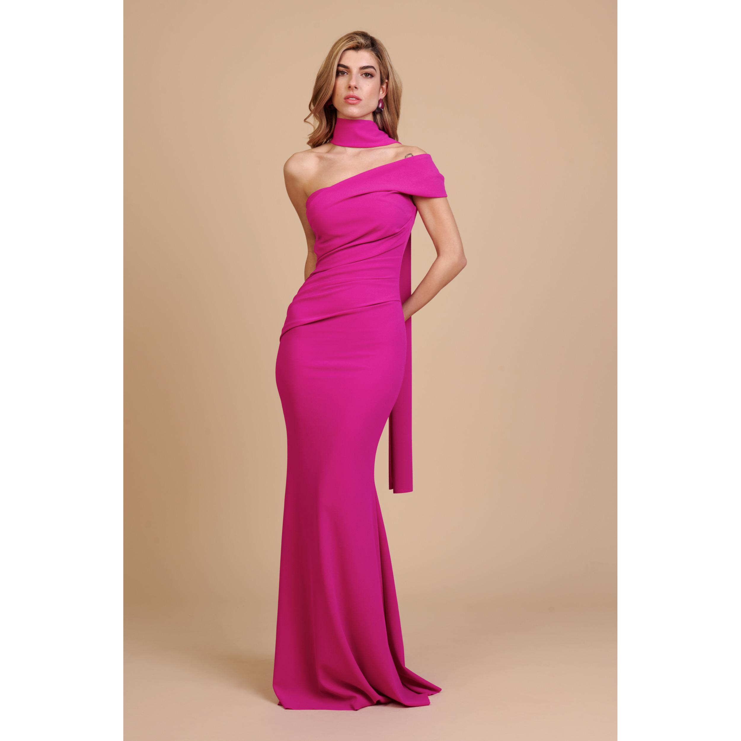 Vestido largo escote recto de hombro caído. Cinta larga del mismo tejido con función de accesorio. Drapeado en parte delantera y cremallera invisible lateral