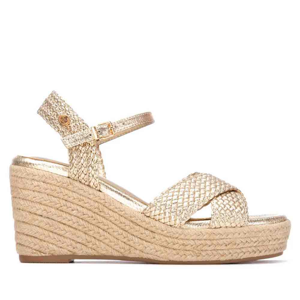 Xti - Sandalias mujer 14545101 estilo veraniego con tiras cruzadas, cuña-plataforma, textil metalizado, altura 9 cm y ajuste seguro para looks elegantes y cómodos