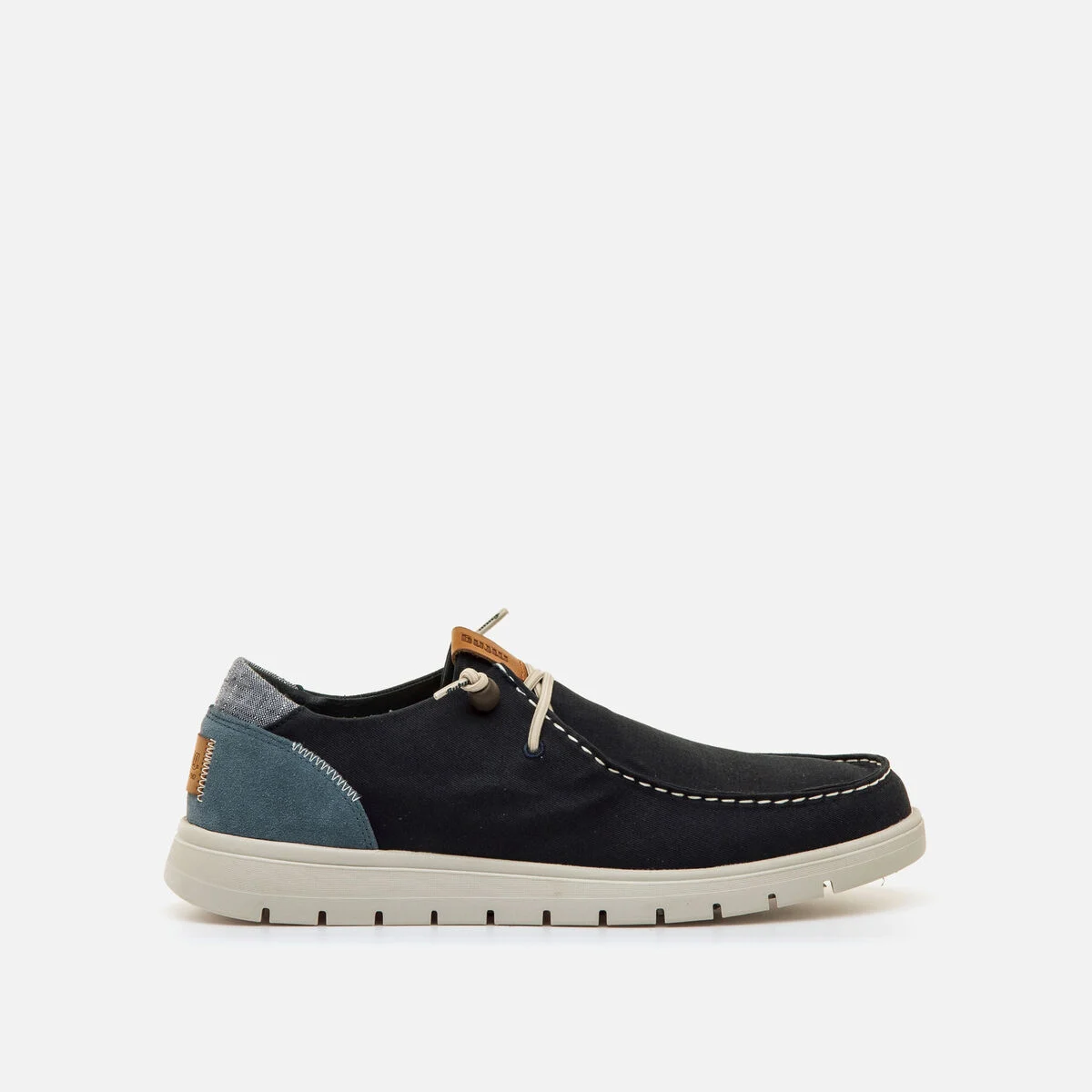 Zapatos para hombre 84811. Modelo Denver de Mustang con estilo casual tipo náutico de lona. Presenta costuras visibles en contraste y detalle de cordones y suela blancos.Incorporan una suela con tecnología Extralight.