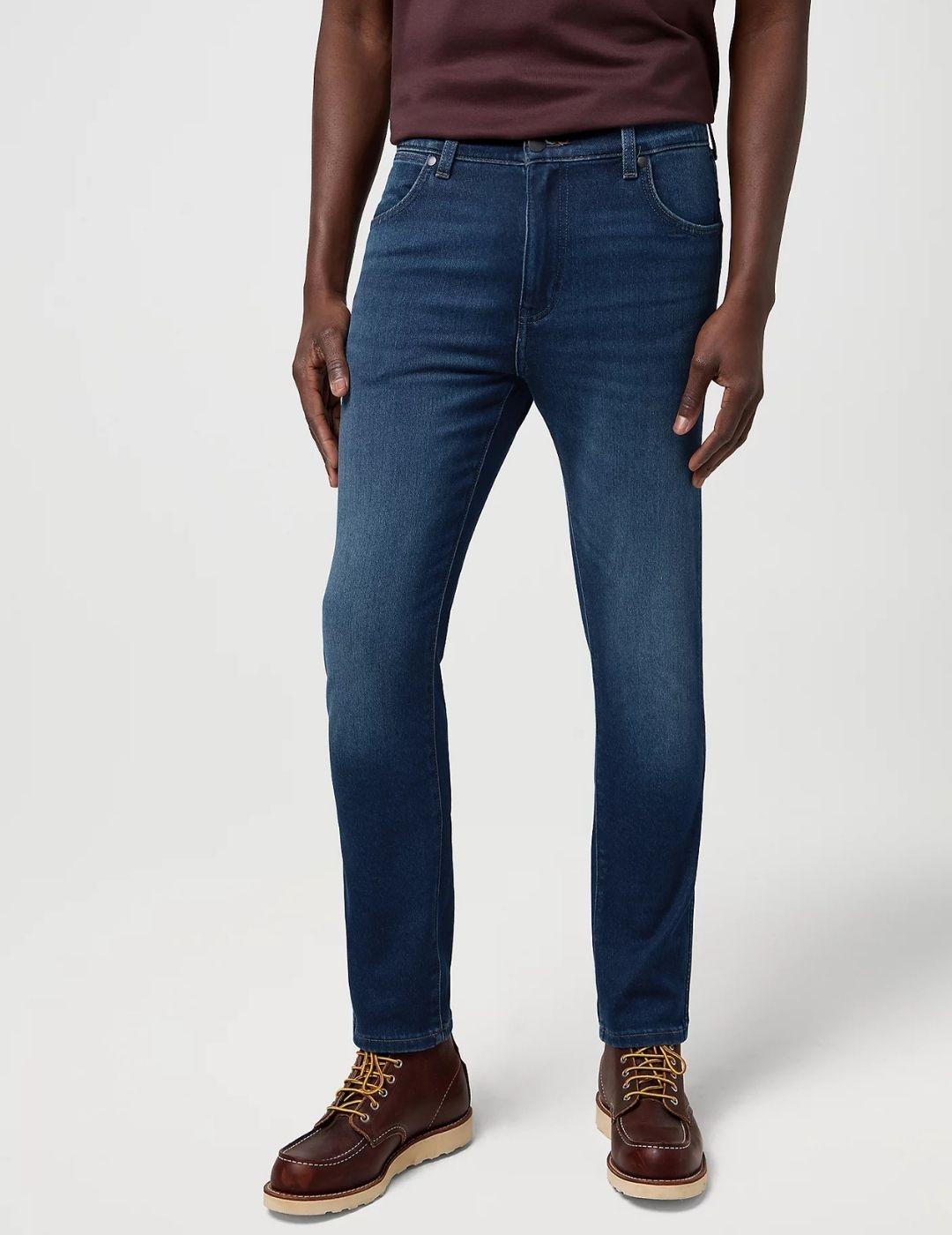 Pantalón Wrangler Larston Fog Hombre