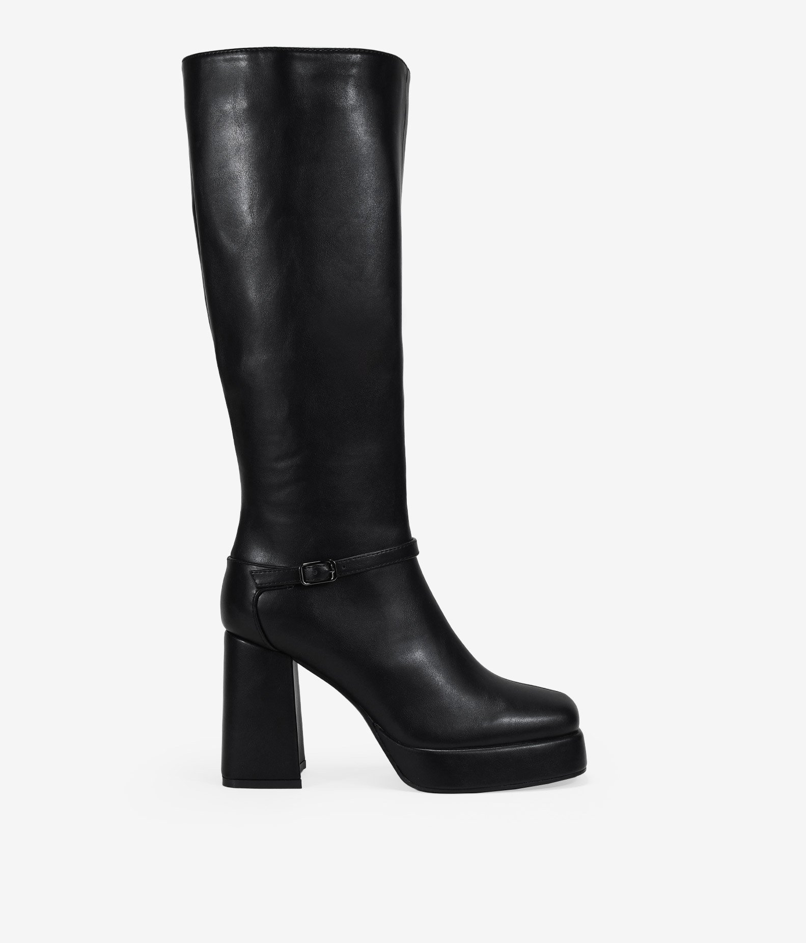 Bosanova Botas altas para mujer con detalle de fina tira con hebilla metálica y suela de plataforma con tacón ancho de 9 cm. Cierre con cremallera.