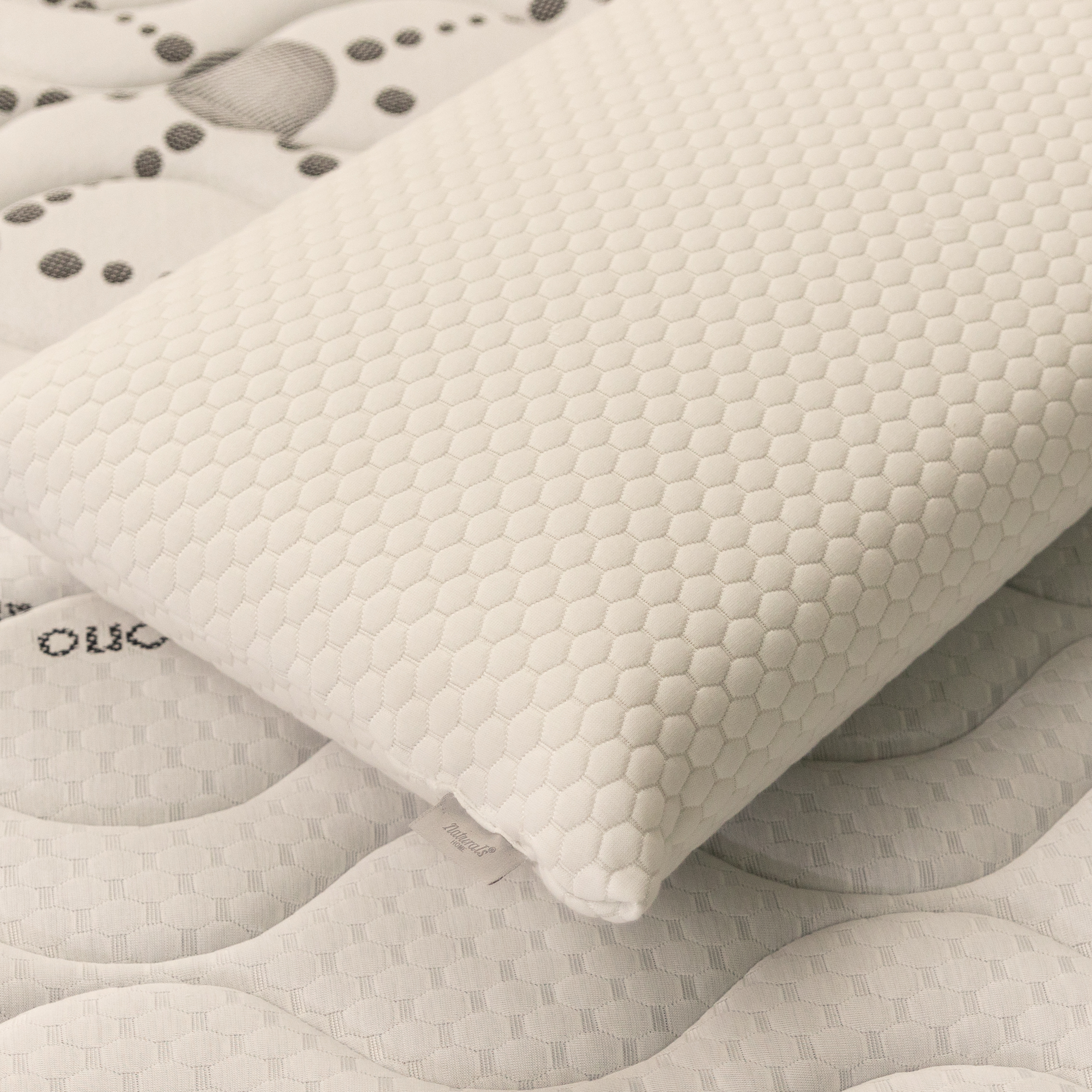 NATURALS - Almohada Viscoelástica de Alta Densidad (43kg/m3) - Doble Funda con Tejido Strech Colmena y Cremallera - Firmeza Media - Ergonómica y Transpirable - Medidas 70/75/80/90/105/135/150 cm - Fabricado en España