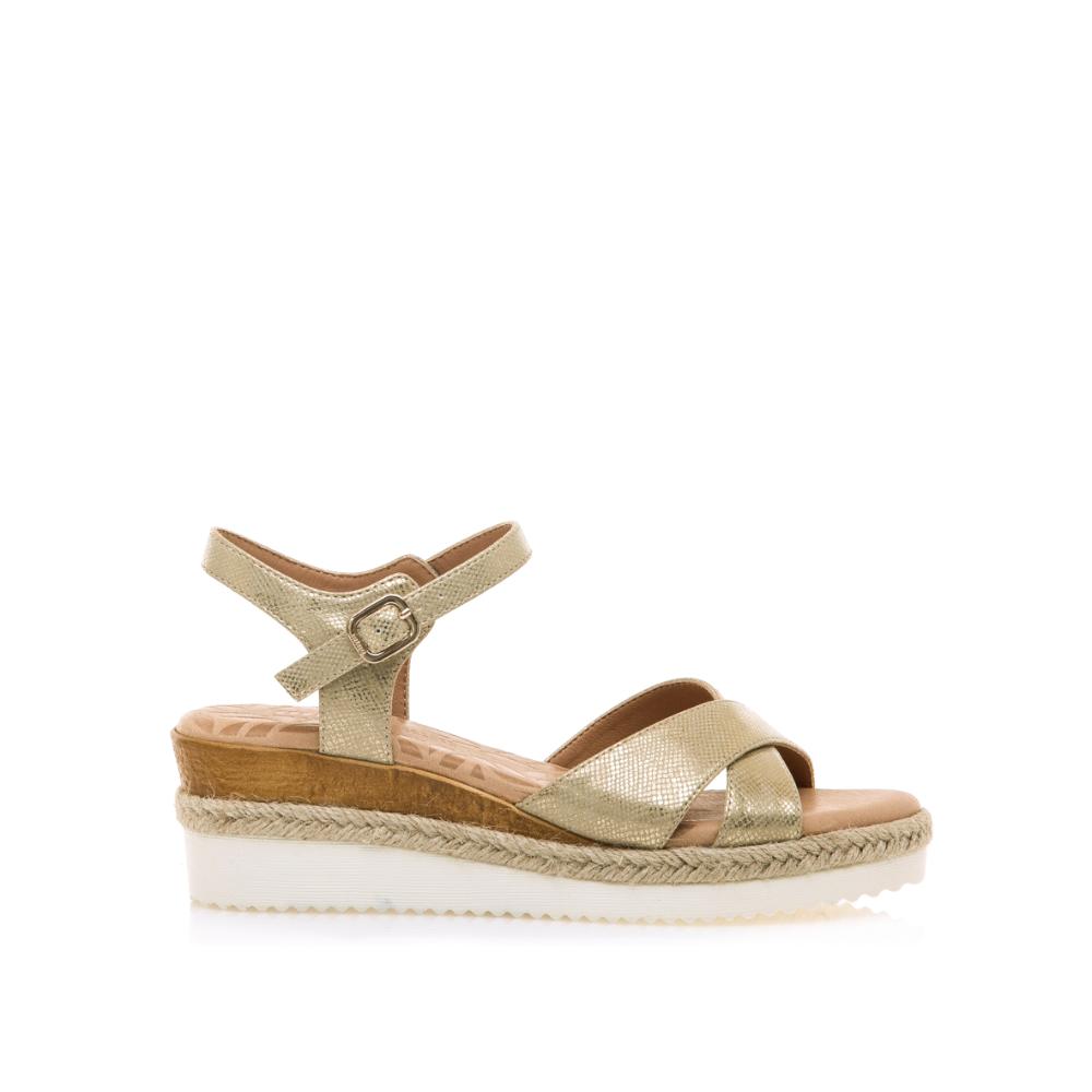 Calzado Sandalias marca Mustang modelo 59916-C57638 para mujer en color metal