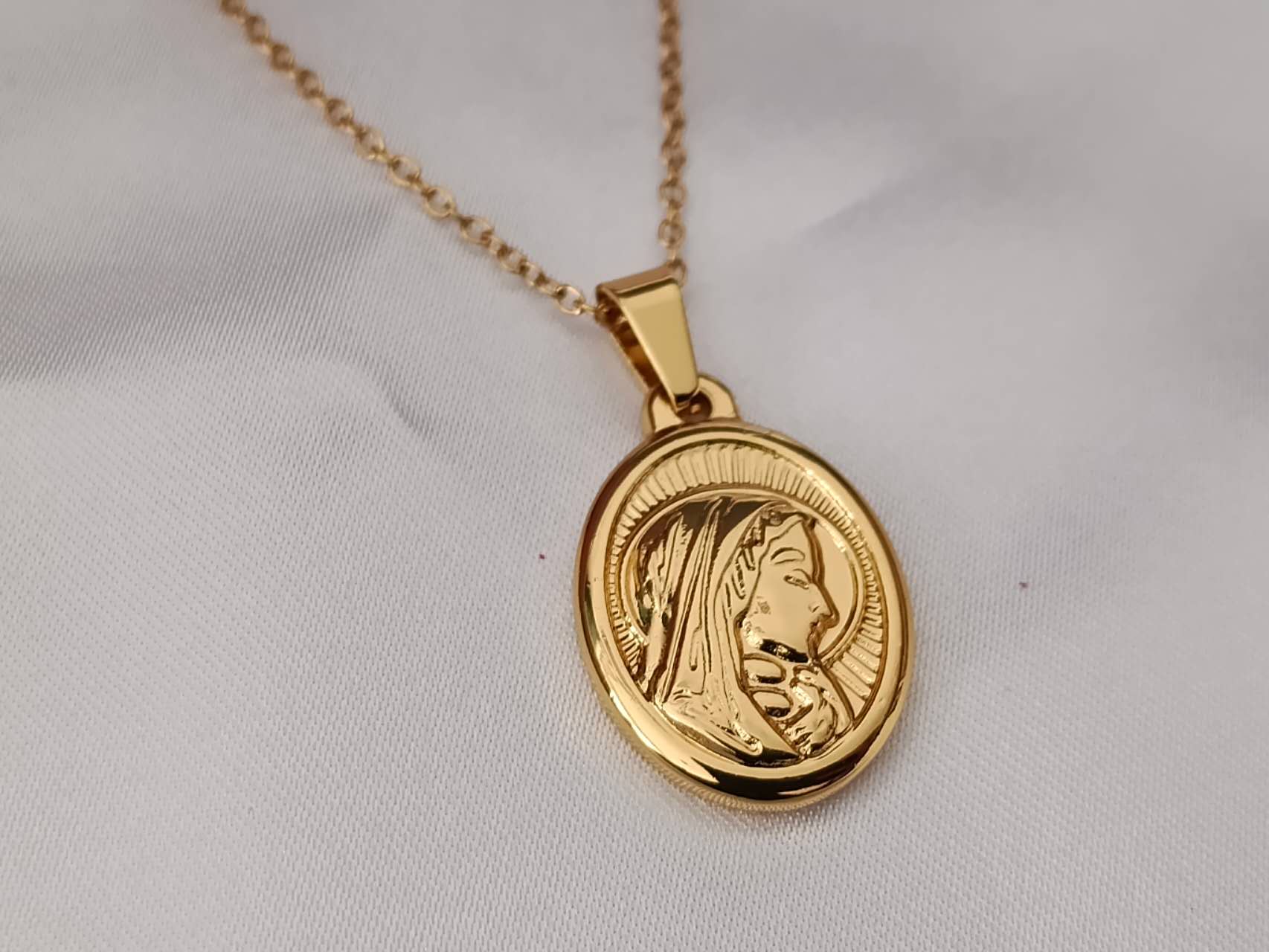 Collar ajustable fino con  medalla virgin maria  Acero Inoxidable Baño Oro 18K  resistente al agua para Mujeres