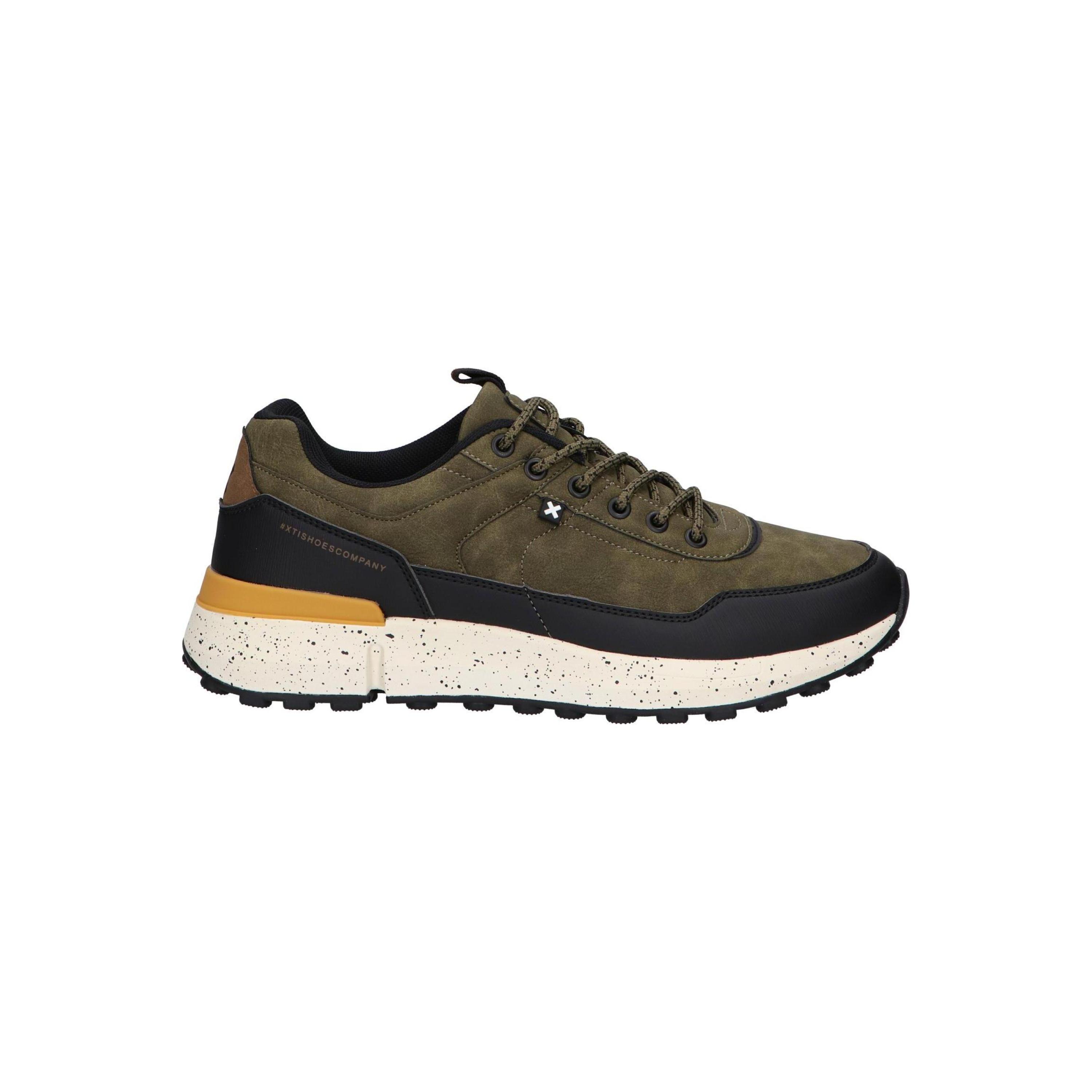 Brown Xti Casual Sneakers for Men made of synthetic leather with textile lining, lace-up closure, and rubber sole, perfect comfortable men's sneakers for autumn-winter outings and everyday wear, ideal for casual use.