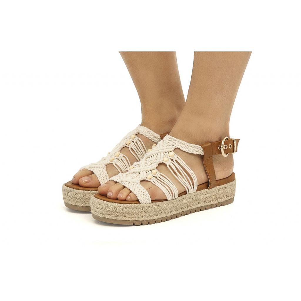 Sandalia Mustang con tiras y plataforma de yute, diseño elegante en ganchillo con detalles marrones y bolitas, ajuste mediante hebilla trasera, ideal para uso diario como sandalias de mujer