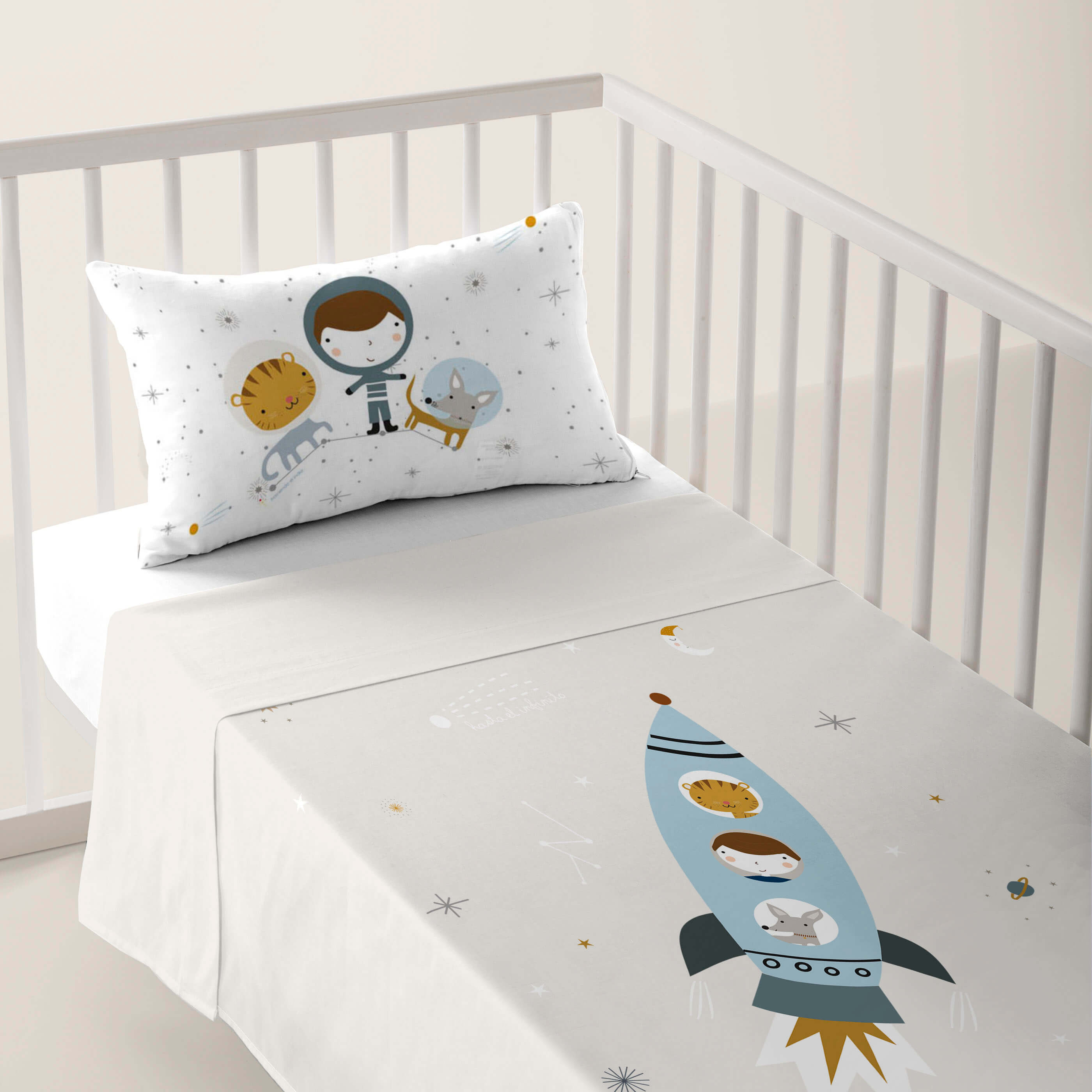 HACIENDO EL INDIO - Juego de Sábanas Cuna Estampado 100% Algodón - Juego de 2 Piezas Incluye Sábana Encimera y 1 Funda de Almohada - 100x130/120x180 cm - 27 Modelos Disponibles - Fabricado en España