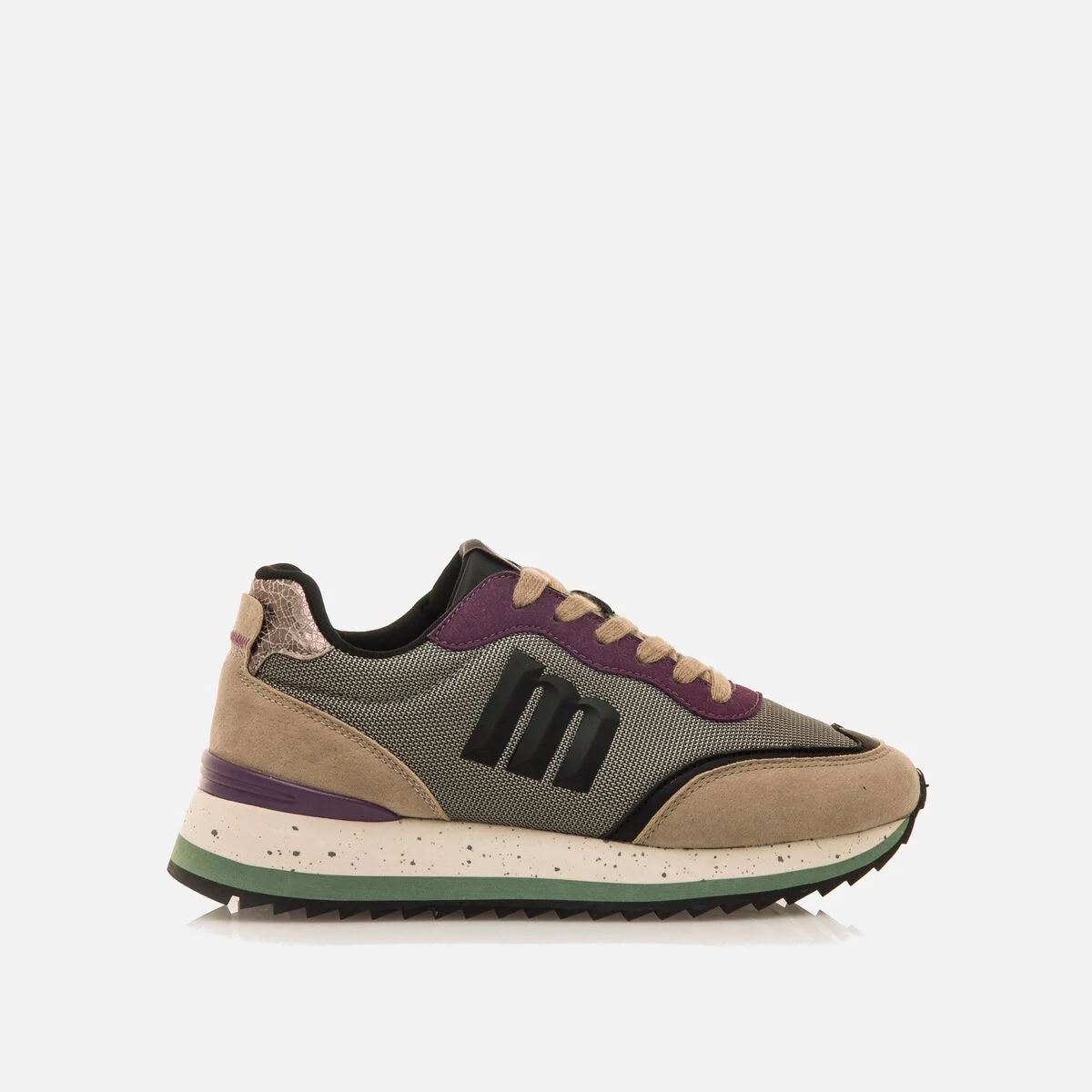 Zapatillas deportivas mujer MUSTANG 60872 deportivo señora Onyx de color beige para mujer con estética deportiva. Destacan sus paneles en tonos violeta y negro que aportan contraste, mientras que la suela moteada con base verde.