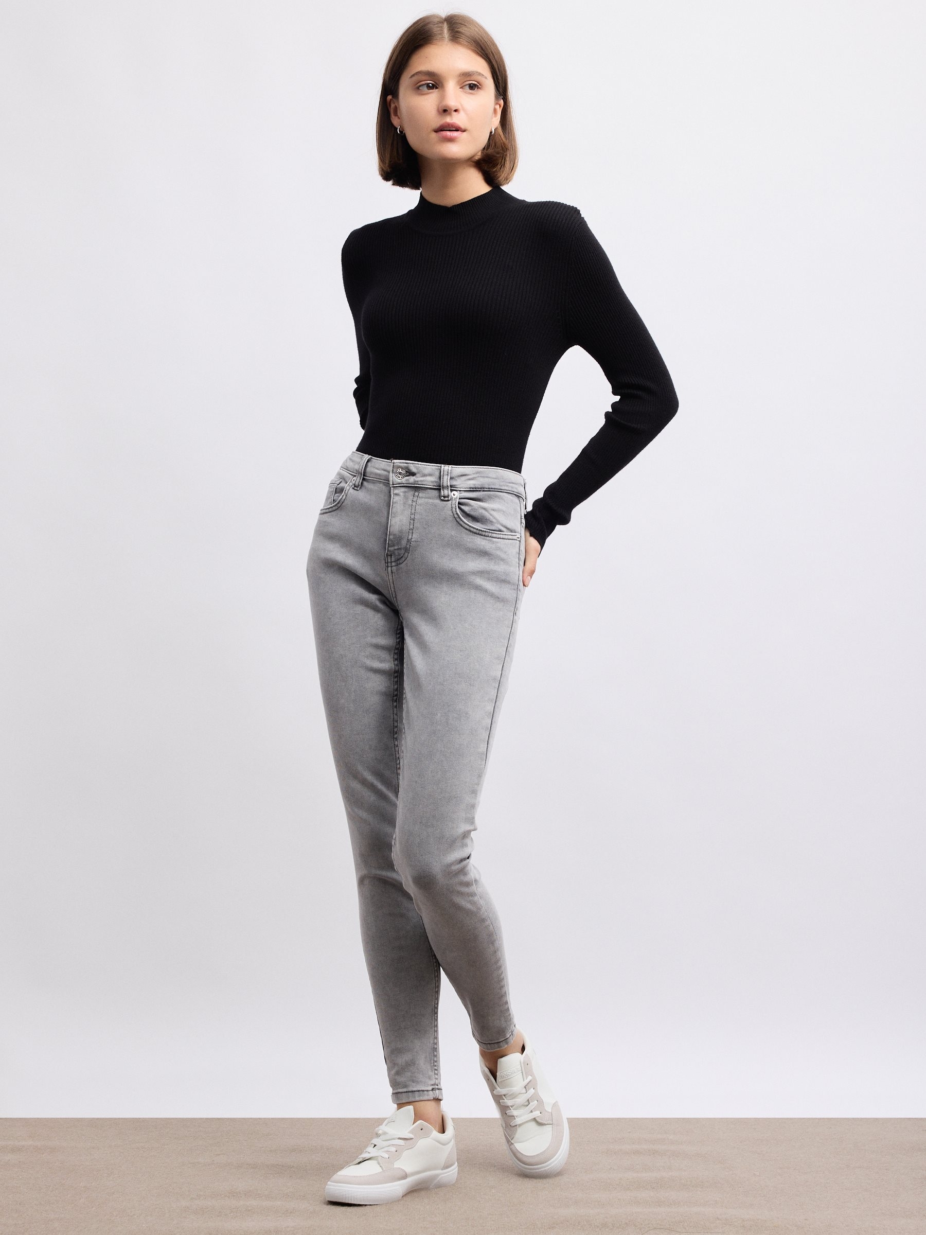 Jeans skinny de tiro medio de tejido denim gris desgastados con bolsillos y cierre de cremallera con botón INSIDE