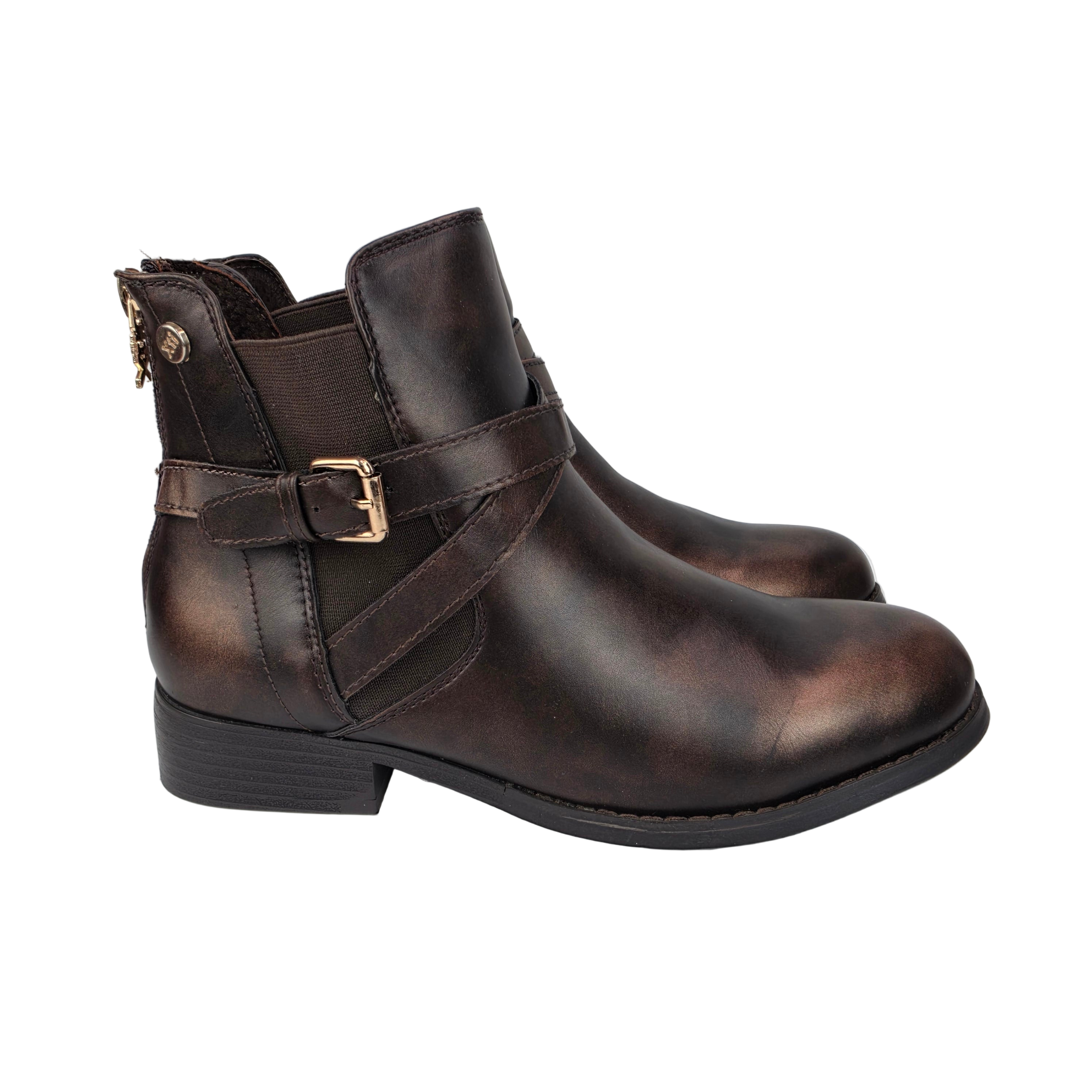 XTI Botines Planos Mujer Color Marrón Botín Casual Efecto Piel Envejecida Bronce Correa Hebilla Oro Elástico Chelsea Cierre Trasero Confort