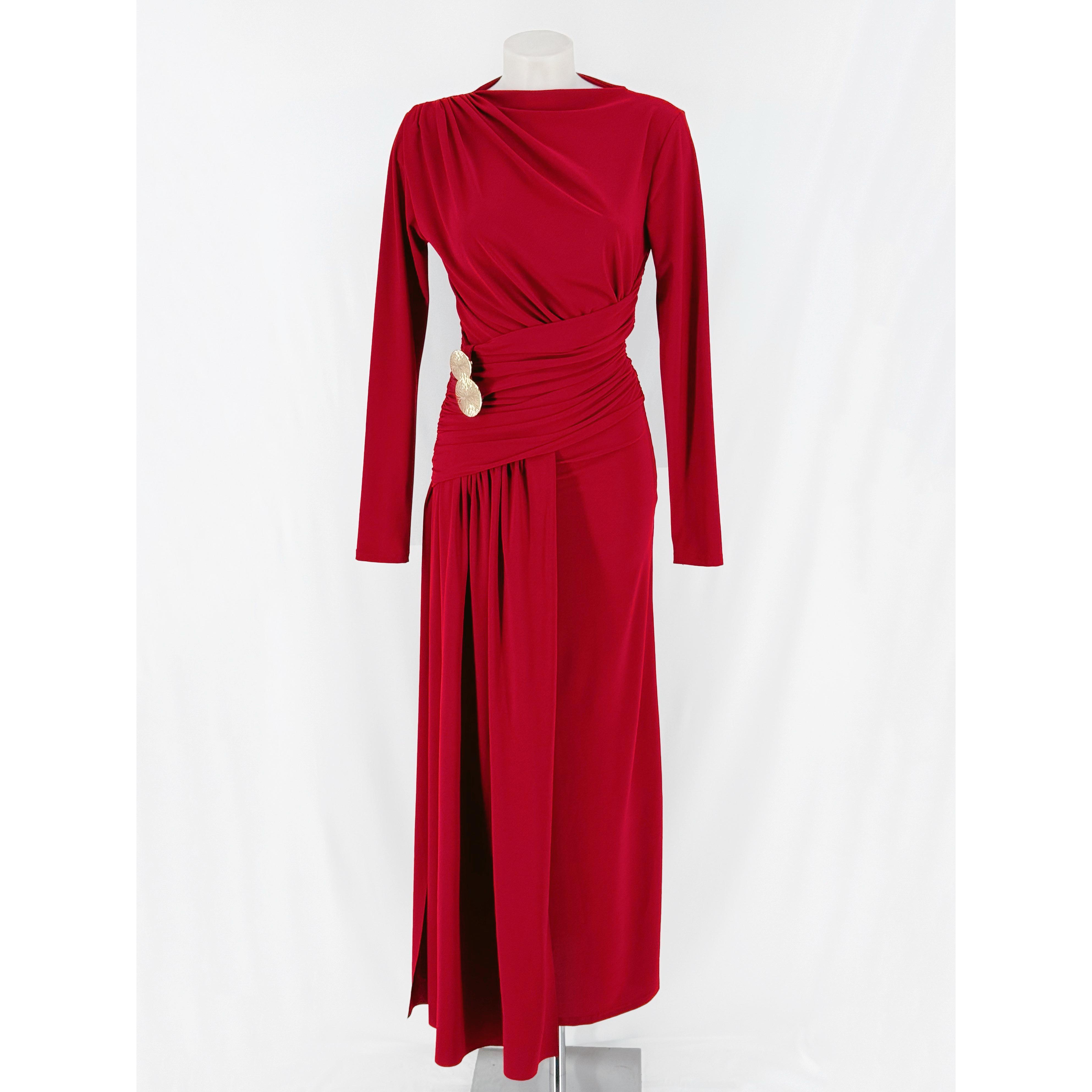 Vestido largo de fiesta en tejido crepé elegante. Diseño sofisticado con manga larga, escote barco drapé, fruncido favorecedor en cintura y detalle de broche dorado metálico. Talla única adaptable (34 a 40). ¡Luce deslumbrante en tu próximo evento!