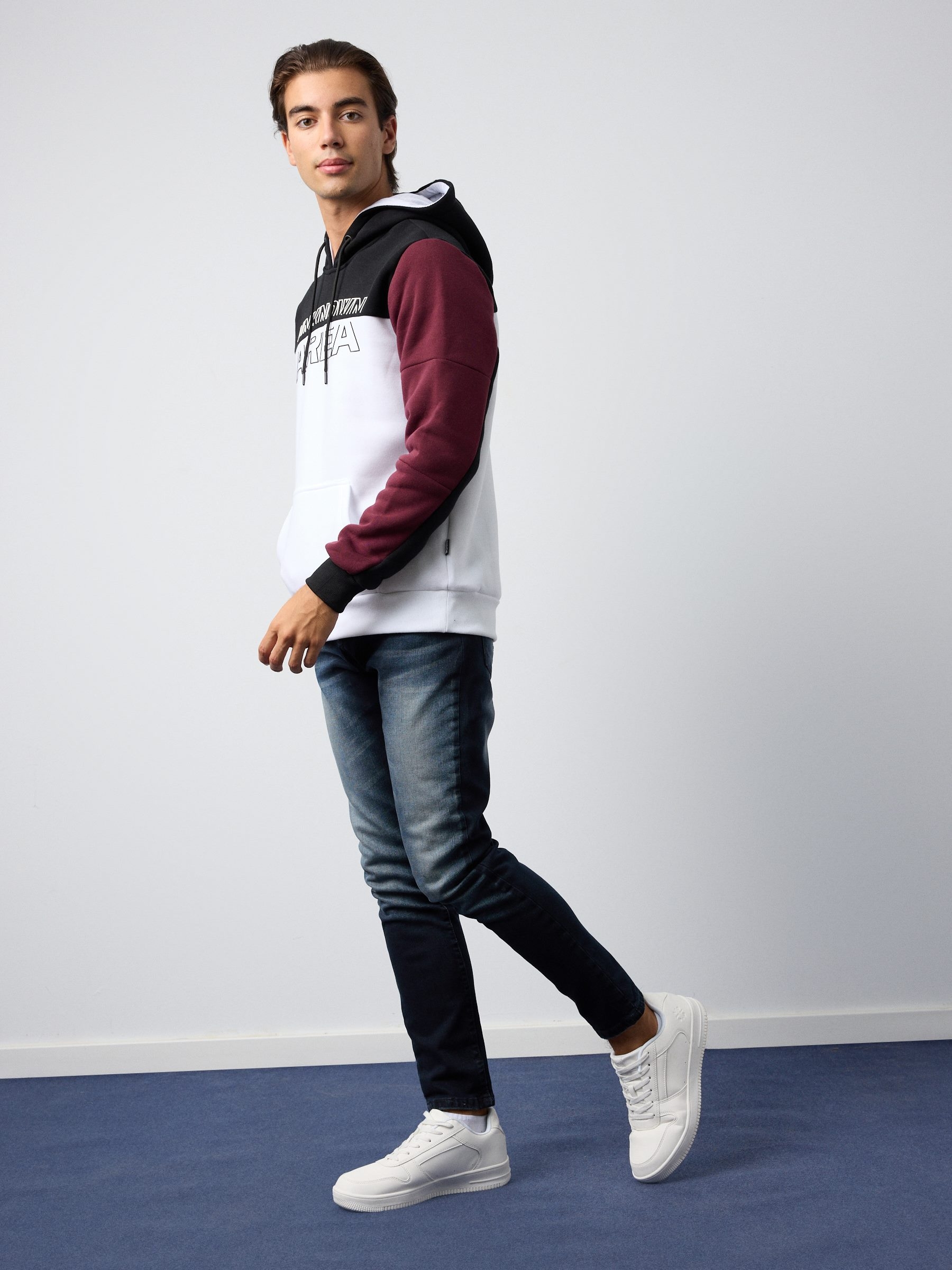 Jeans slim de tejido denim oscuro y desgastados de tiro medio con bolsillos y cierre de cremallera con botón INSIDE