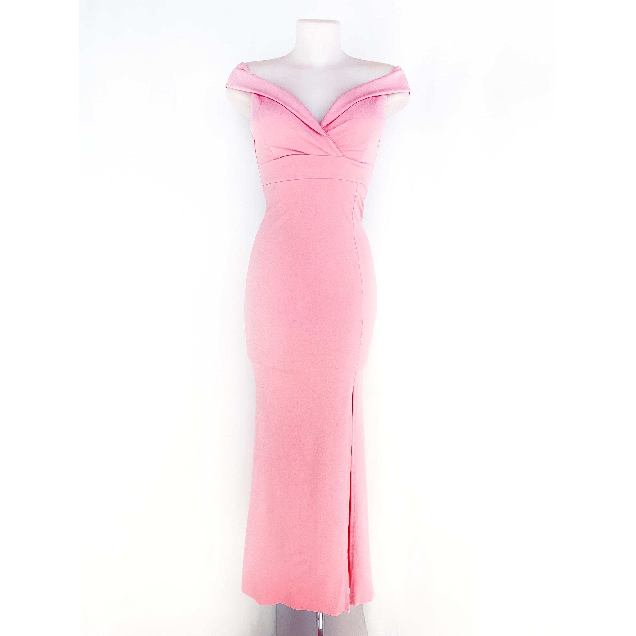 Vestido largo escote de hombros caídos. Cremallera trasera con apertura delantera mostrando piernas, relleno en el pecho.