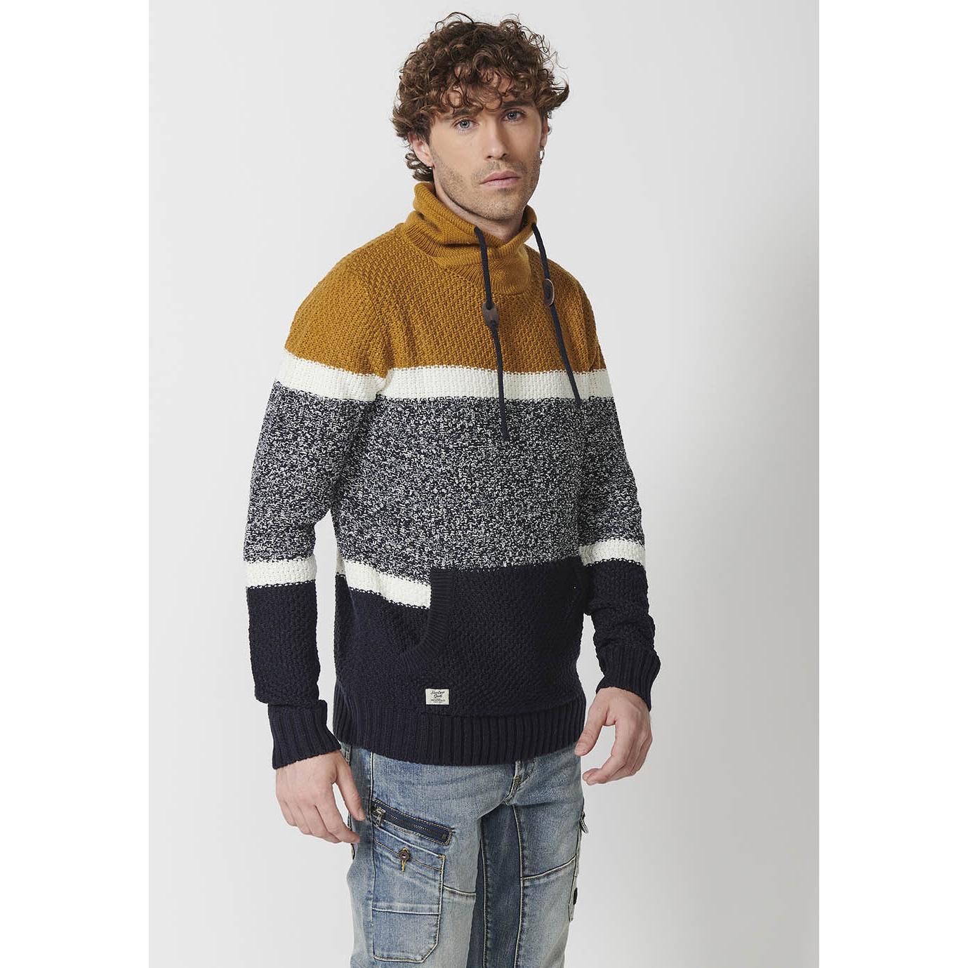 Koroshi - Jersey estilo sudadera para hombre con cuello cruzado ajustable, bolsillo canguro y tricot tricolor en acrílico 100%, modelo 2421TR30