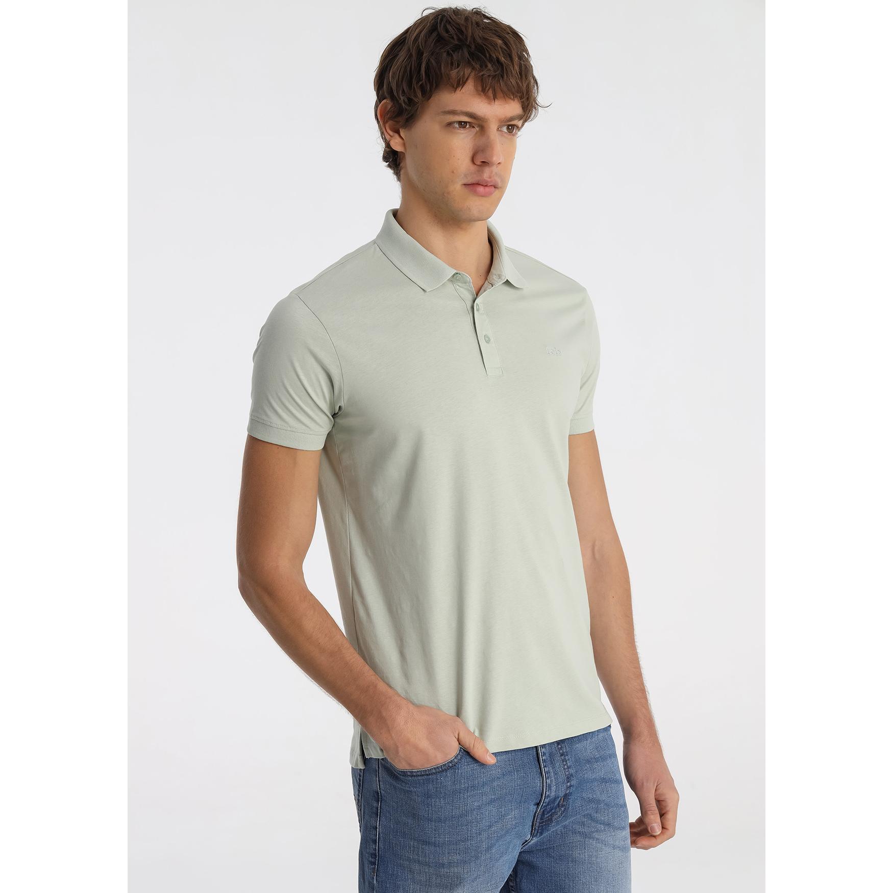 LOIS JEANS - Polo Clásico con Bordado Distintivo en Color Verde Forest