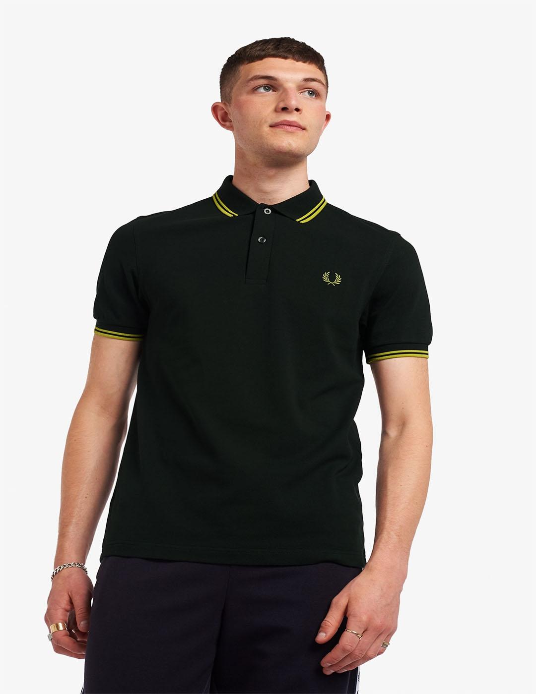 Polo Fred Perry Twin Tipped Verde Oscuro Hombre Ajuste Ceñido Botones Reciclados