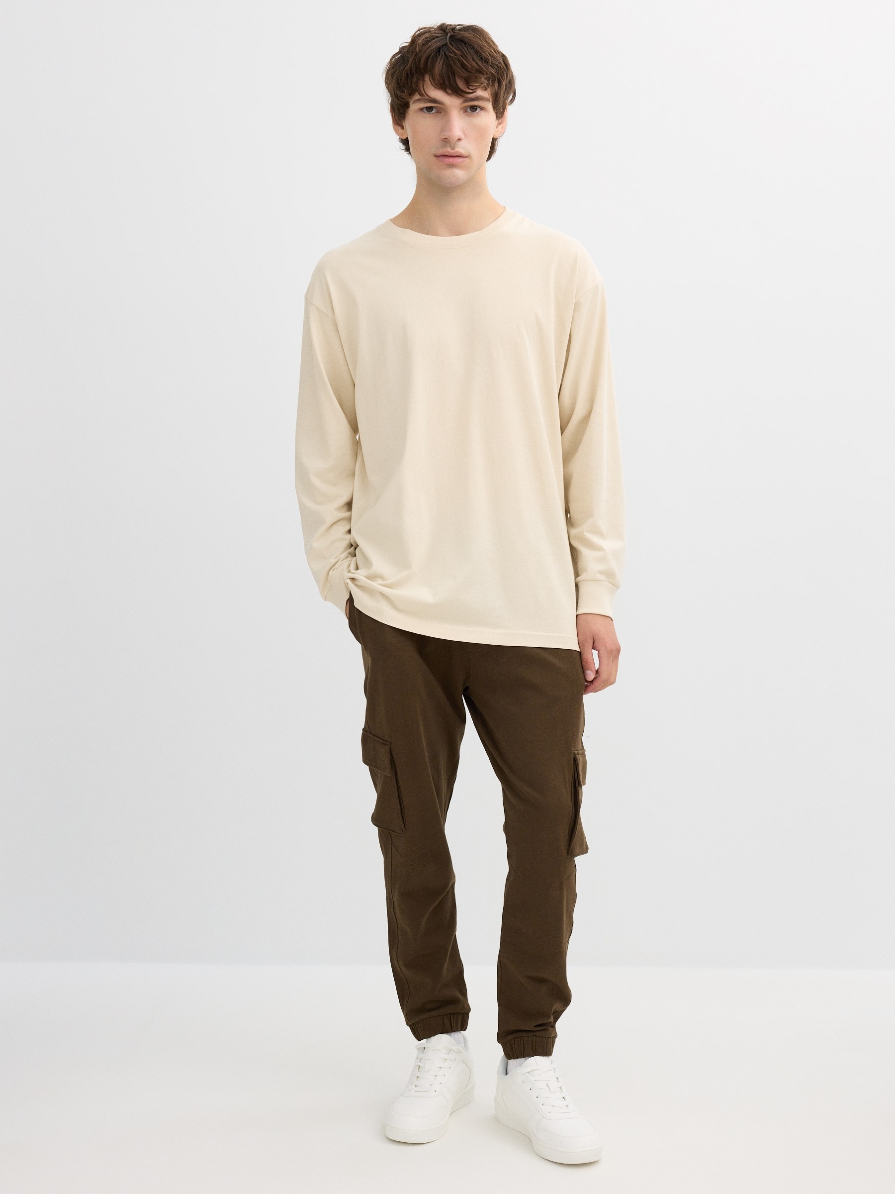 Pantalón jogger de felpa, corte regular, cintura elástica, 5 bolsillos, acabado elástico en el bajo INSIDE