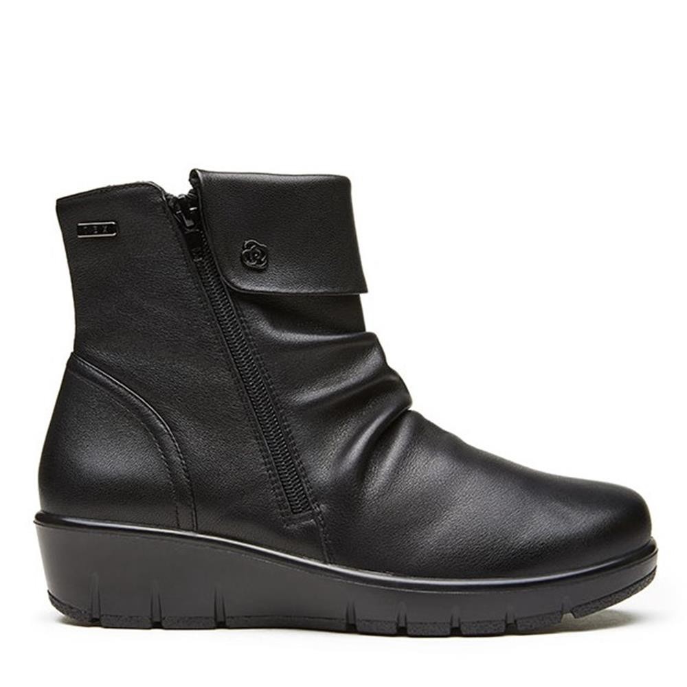 Cómoda  Botín mujer de G Comfort modelo 798 en suave piel negra con detalle arrugado y cremallera. Con membrana impermeable y transpirable. Cómoda cuña ligera Altura Tacón bajo (1-3 cm) Referencia