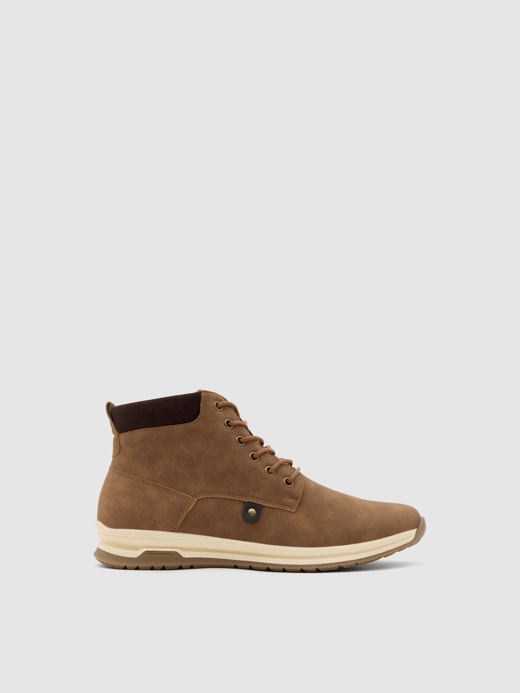 Botas marrones con tacha, cremallera, cordones y suela track INSIDE
