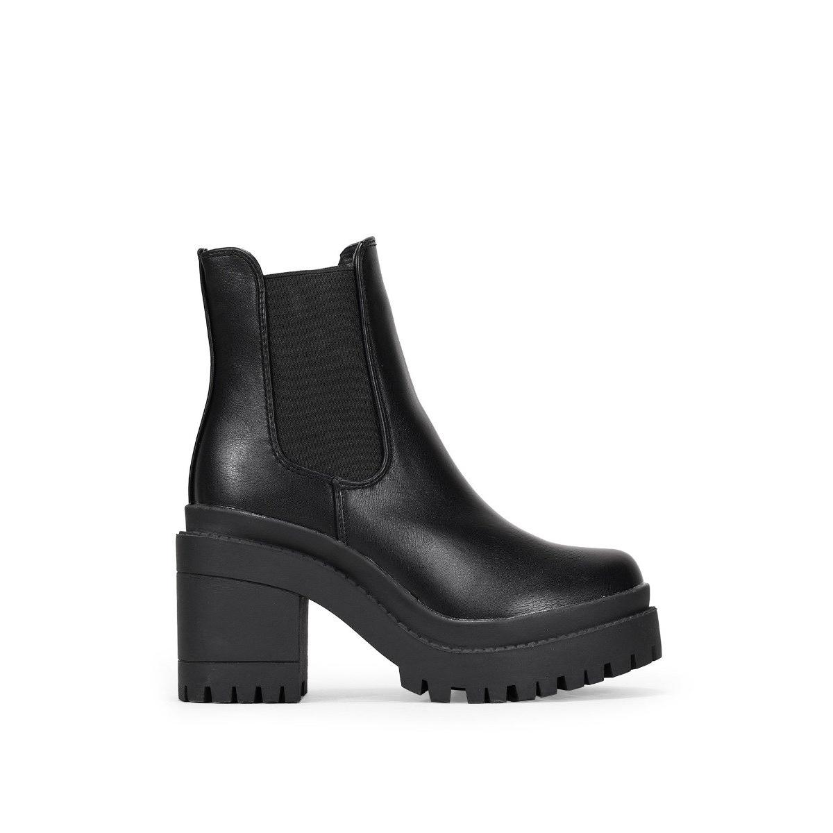 Bosanova Botines  estilo militar con detalle de cordones, suela track y puntera cuadrada. Cierre con cremallera.