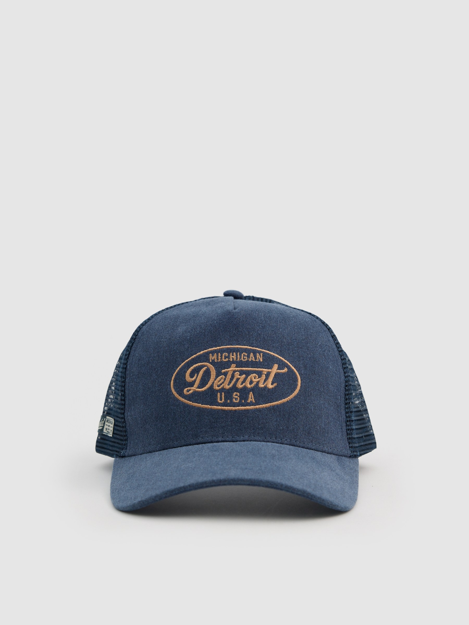 Gorra trucker con diseño bordado y malla trasera INSIDE