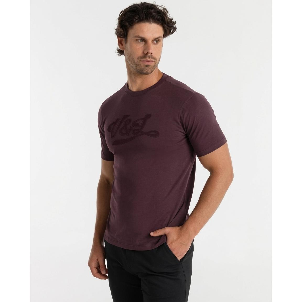 Camiseta Hombre Victorio & Lucchino Burdeos Manga Corta | Camiseta Algodón Gráfica V&L Play 162704