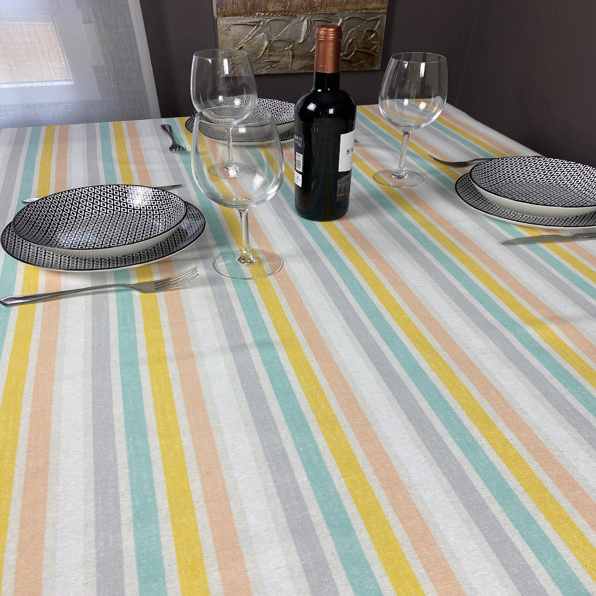 Mantel de tela, rectangular, con un tratamiento suave de antimanchas y con dos tamaños diferentes a escoger - LAN&LAN