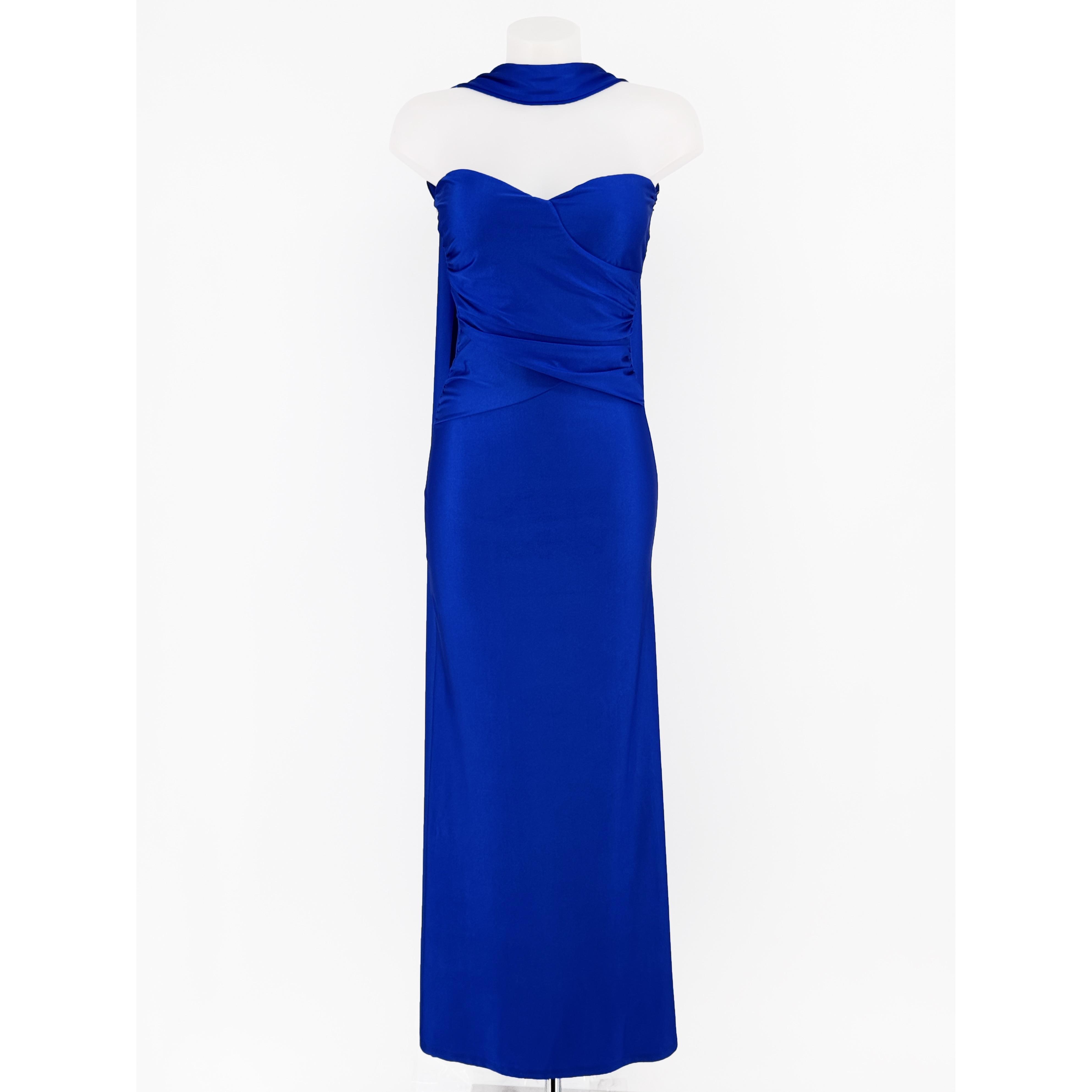 Vestido largo con escote palabra de honor y detalles fluidos que aportan un toque romántico y sofisticado. Su corte ajustado y drapeado en la cintura realzan la silueta, incluye echarpe. El tejido suave garantiza comodidad y movimiento. Amplia gama d