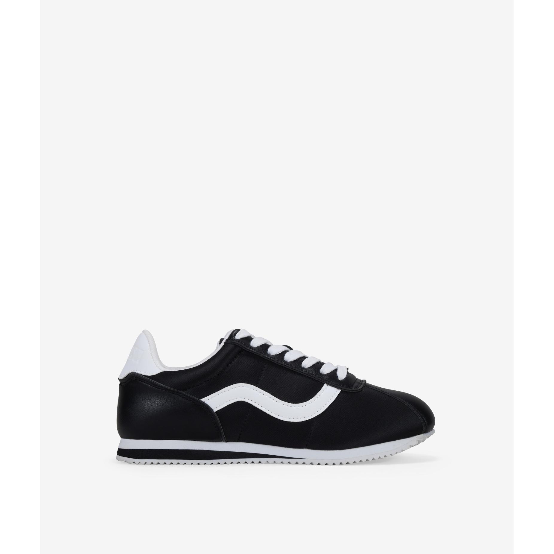 Bosanova Zapatillas deportivas para mujer con pieza trasera y lateral a contraste y suela dentada de 2 cm. Cierre con cordones planos.