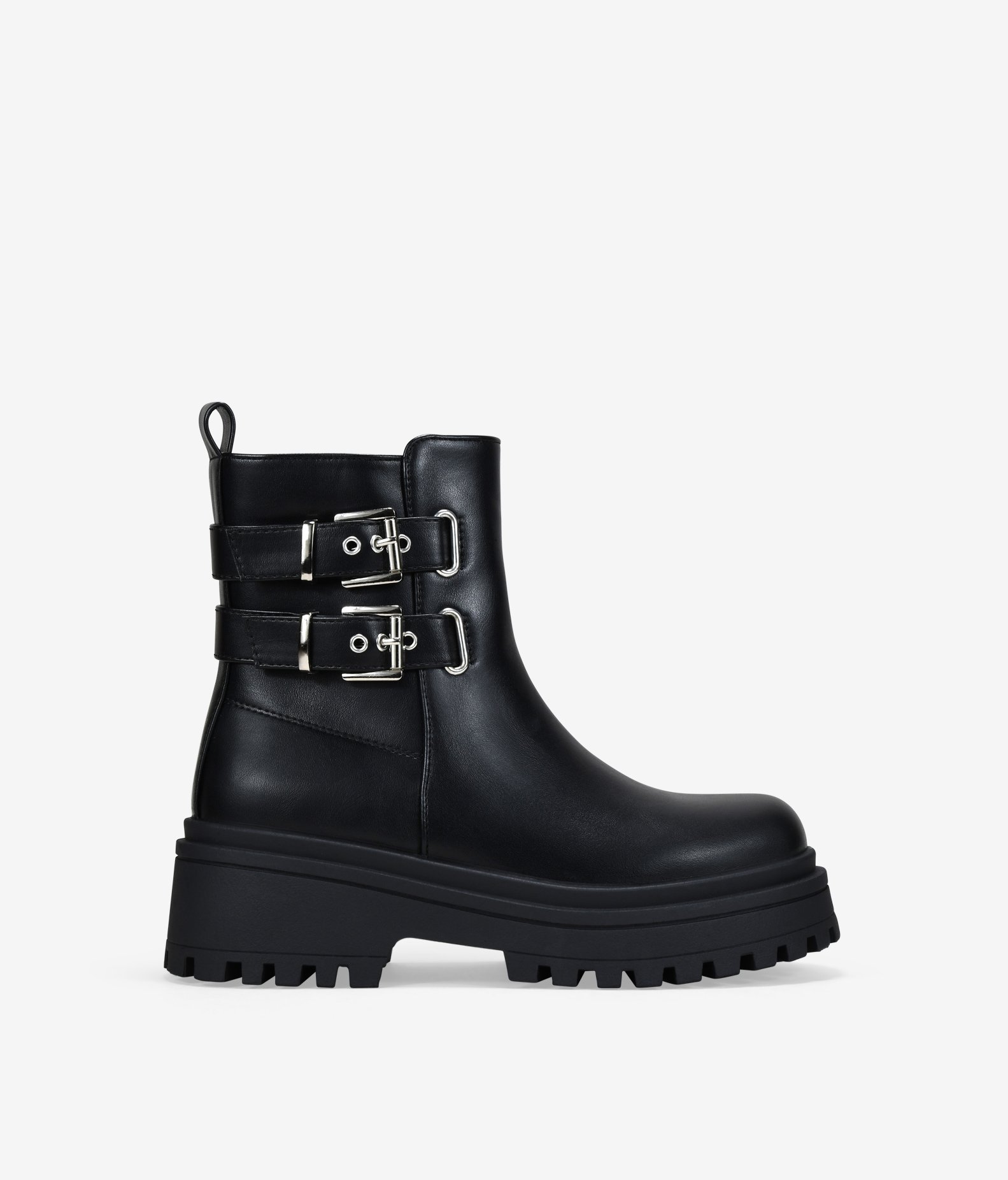 Bosanova Botines para mujer con dos hebillas decorativas y suela grabada con cuña de 5.6 cm. Cierre con cremallera interior.