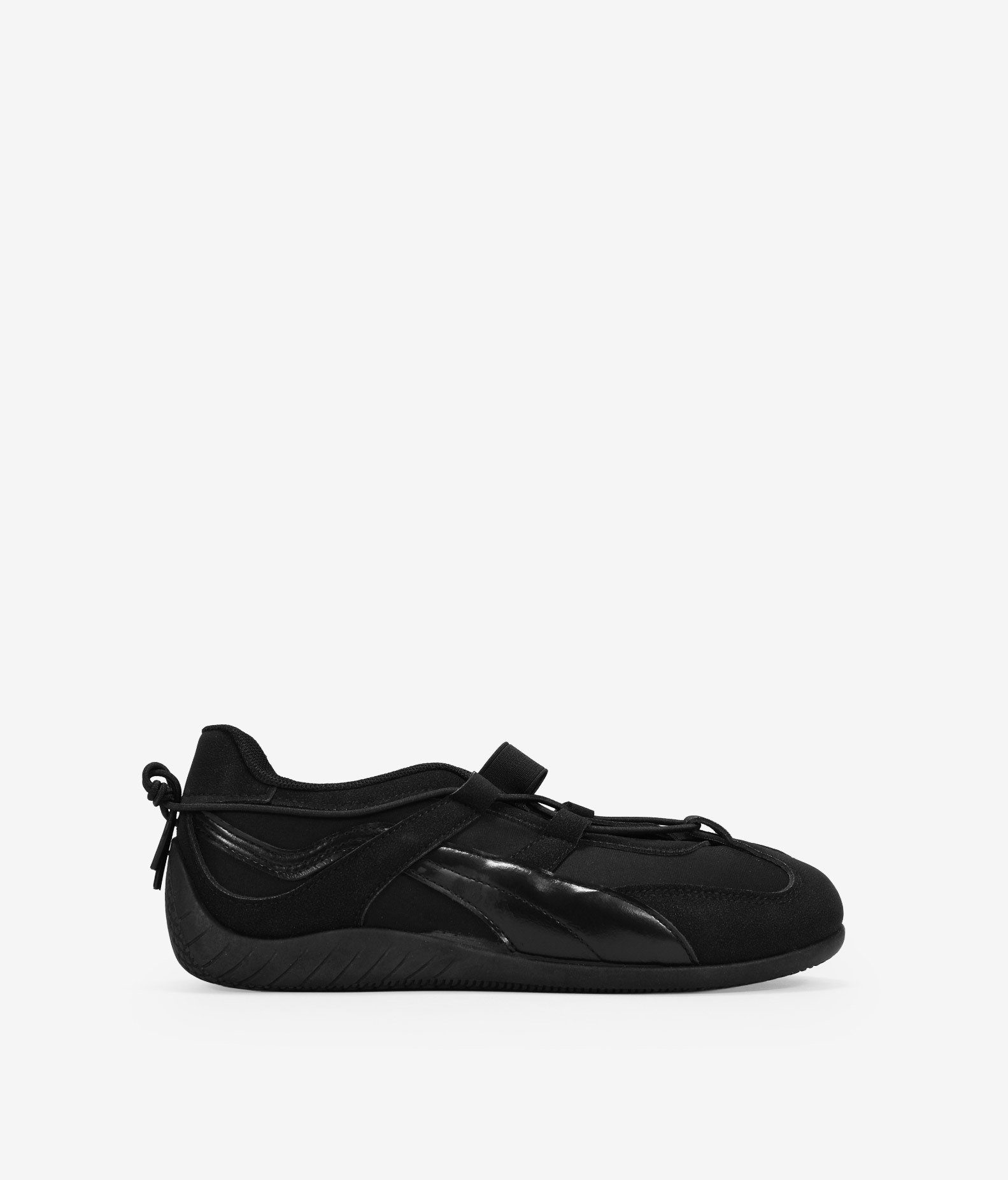 Bosanova Zapato tipo bailarina estilo deportiva con detalle metalizado y suela de goma grabada. Cierre con cordones cruzados ajustables.