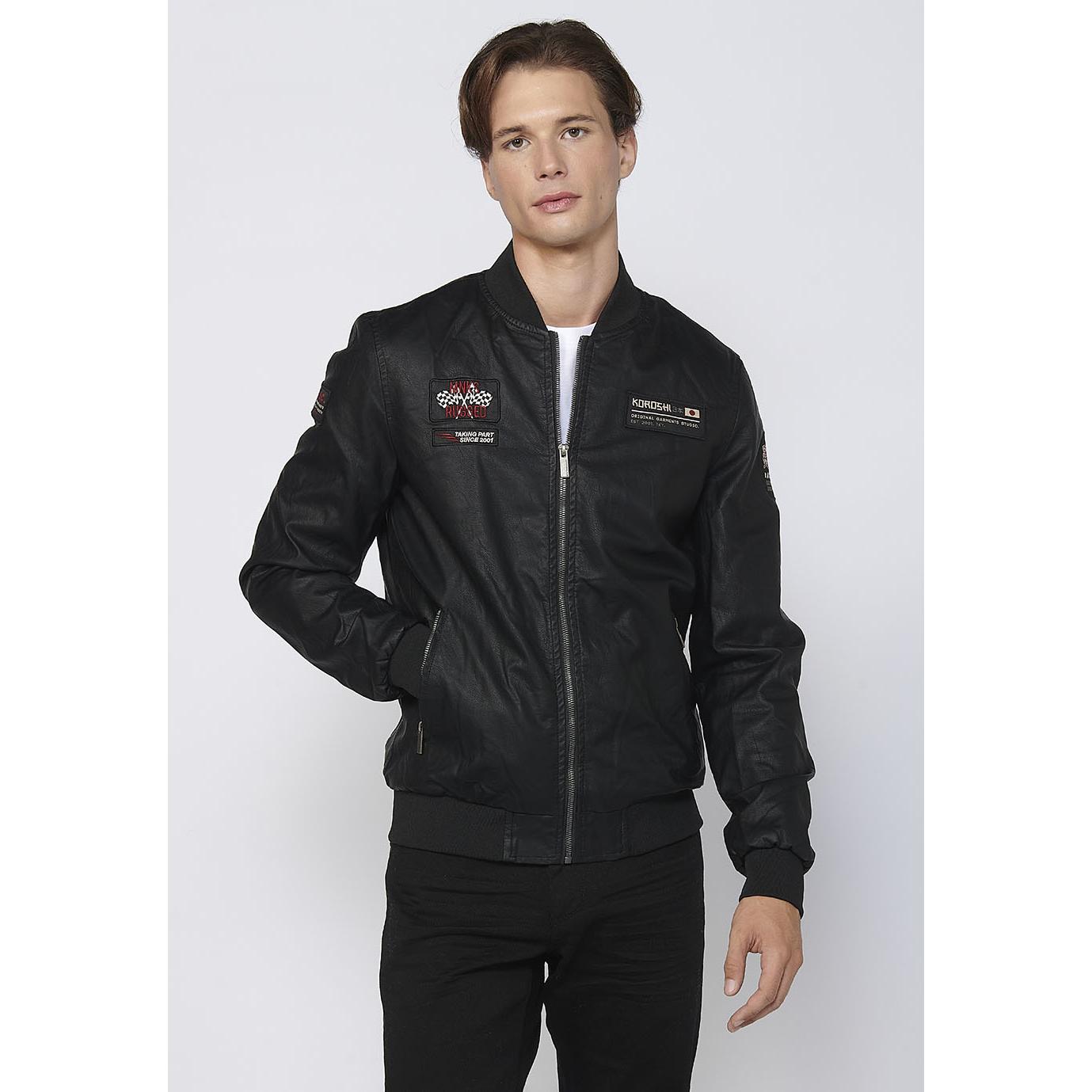 Koroshi - Cazadora bomber efecto piel con parches racing bordados para hombre, estilo urbano y aventurero, color negro