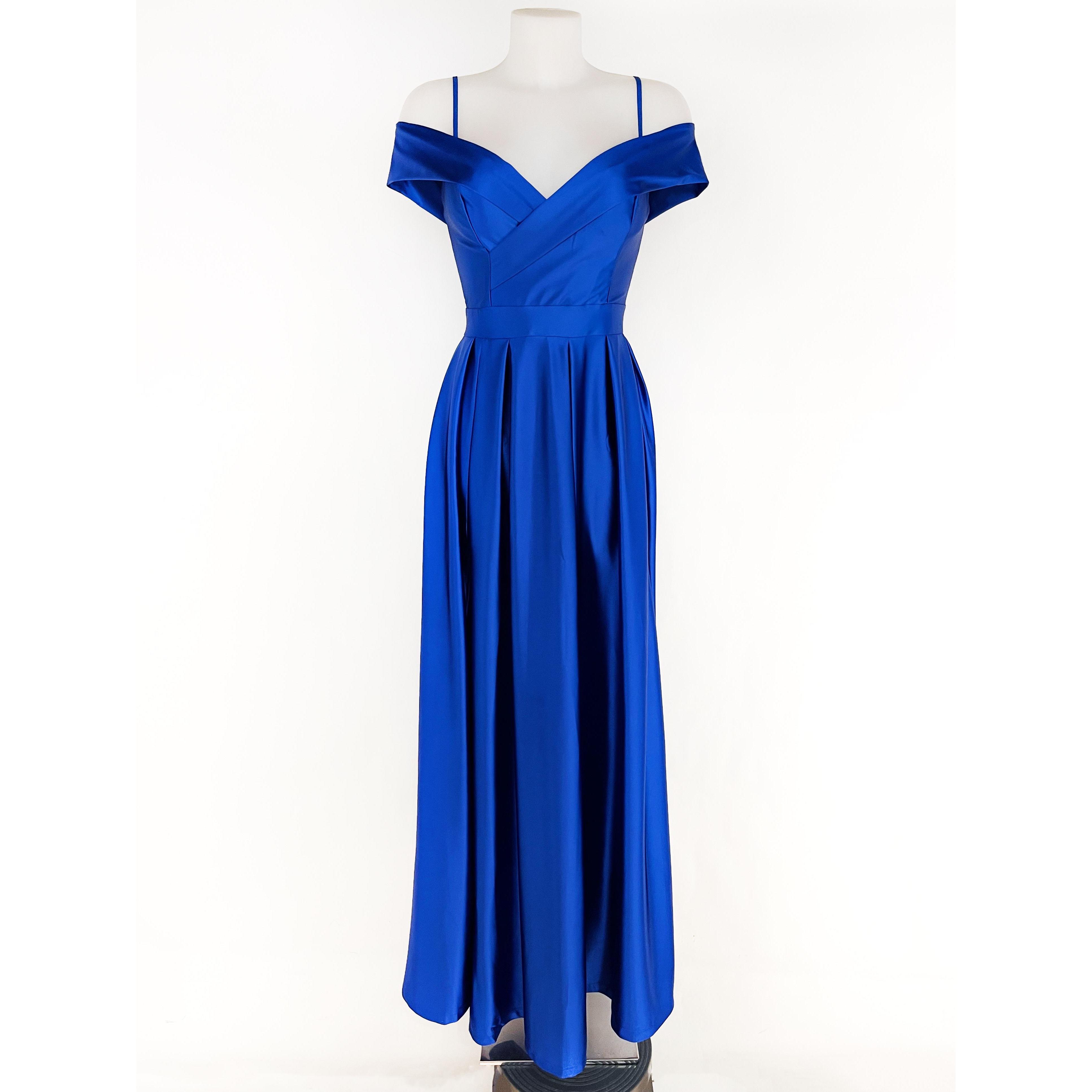 Vestido largo tejido de raso, escote corazón de hombros caídos y tirantes finos regulables. Cremallera trasera invisible con abertura delantera mostrando la pierna, relleno en el pecho.