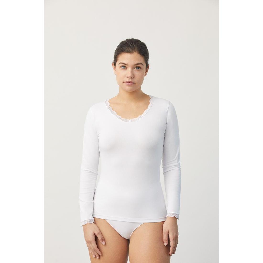 Camiseta Manga Larga Ysabel Mora. 19688. Camiseta de manga larga y escote redondo en tejido Cotton Nature. Las fibras naturales de este material aportan un extra de suavidad a la prenda. Sus acabados con costuras planas invisibles evitan las marcas