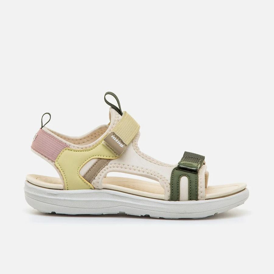 Sandalias para niña Mustang, modelo Treck 49099 con detalles en naranja, amarillo y azul que aportan un estilo dinámico y actual.