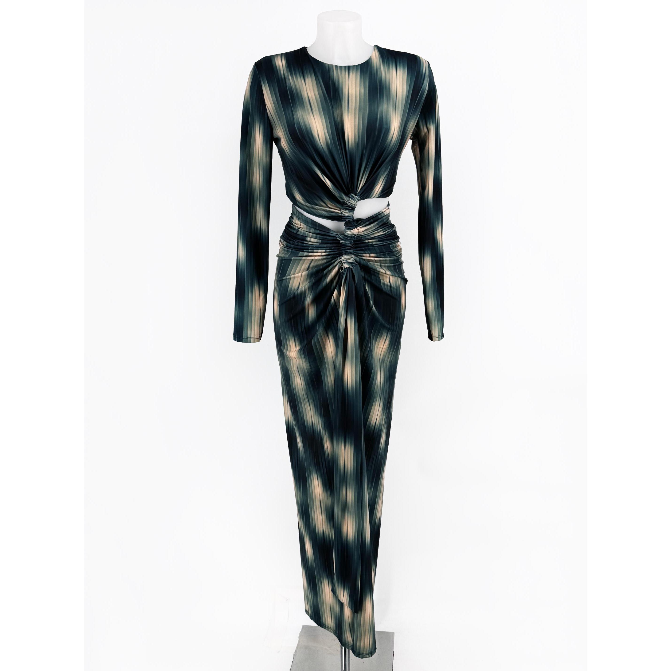 Descubre el vestido largo estampado con nudo y detalle cut-out perfecto para eventos. Diseño de manga larga, escote redondo y falda fruncida con abertura frontal que estiliza la figura. Talla única adaptable de la 34 a la 40. ¡Disponible en varios tonos!