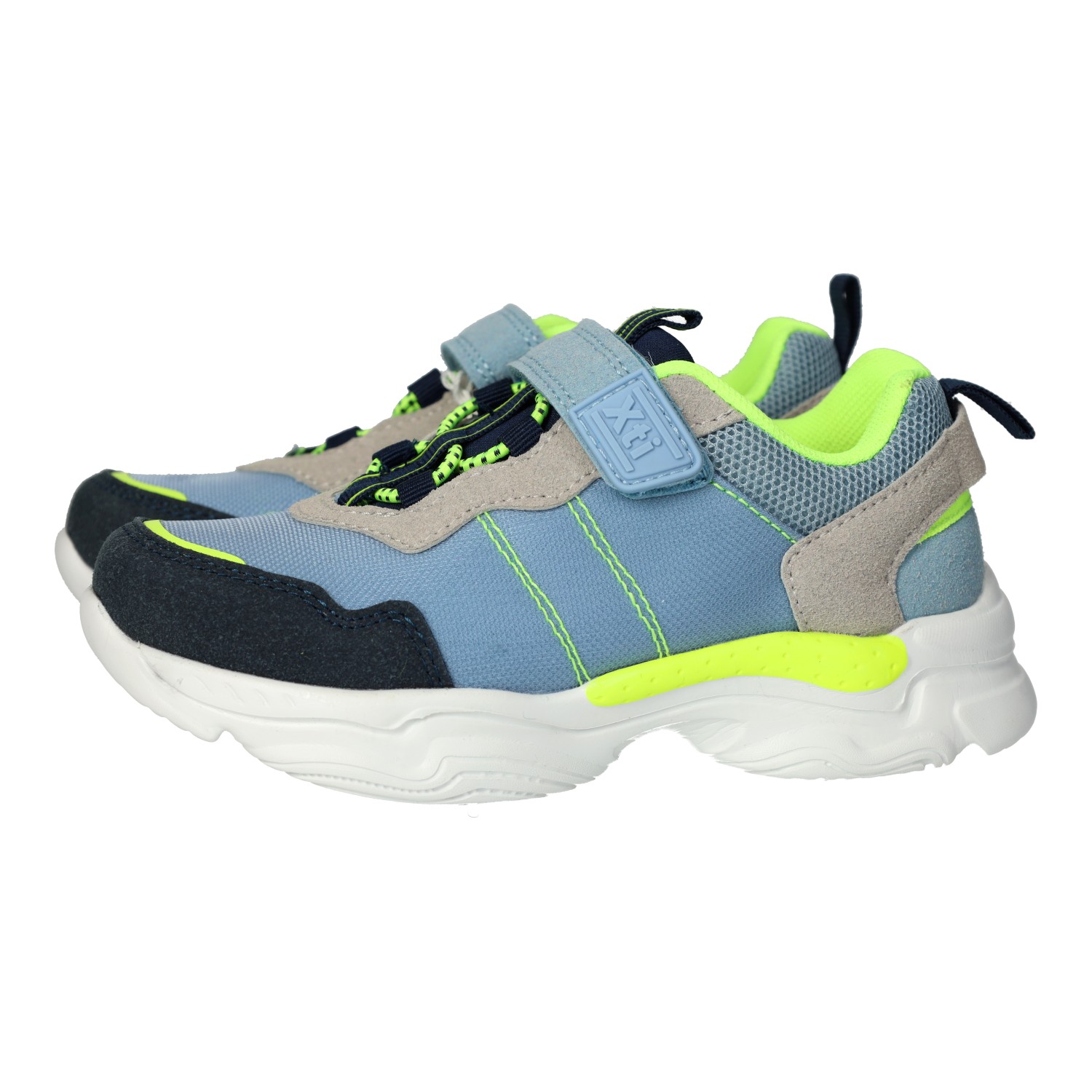 Deportivos marca XTI para niño en color jeans. Deportivas para niños, con cinta textil adhesiva y cordones elásticos, ligeros y cómodos, en colores jeans y verde