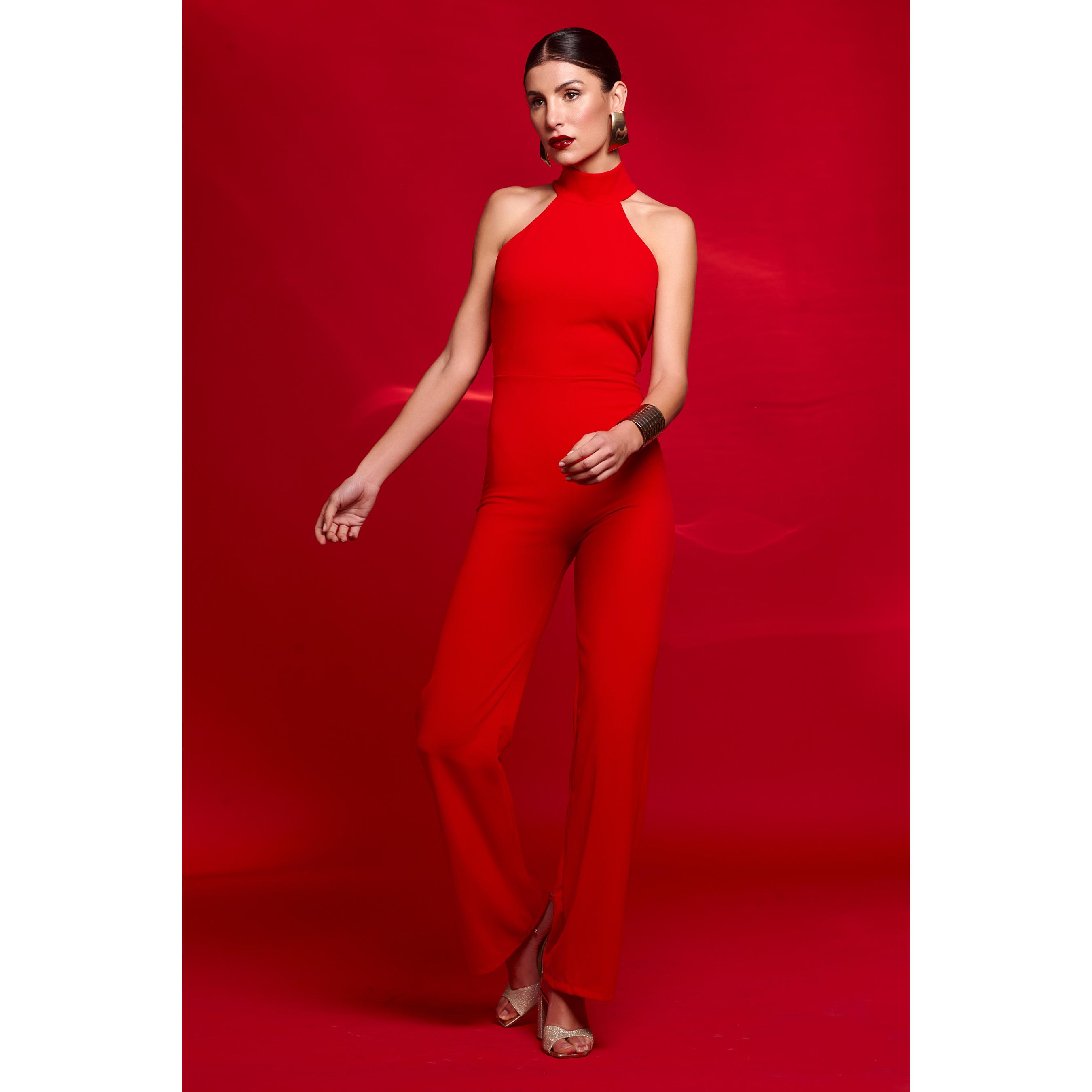 Mono largo de mujer en tejido scuba crep con escote halter y espalda descubierta. Diseño elegante con pierna ancha que estiliza la figura. Disponible en varios colores, ideal para eventos, fiestas y ocasiones especiales. Un mono moderno, sofisticado.