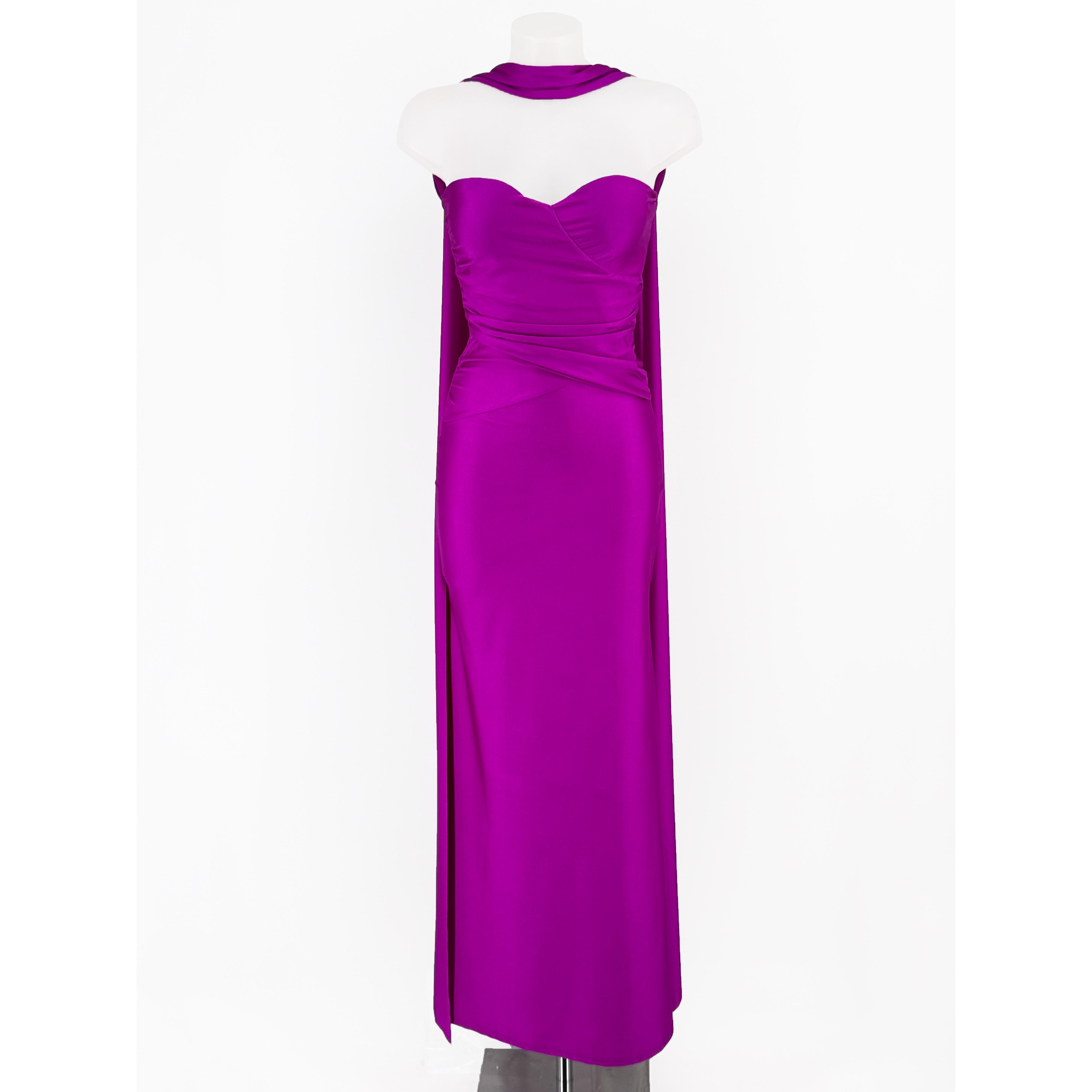 Vestido largo con escote palabra de honor y detalles fluidos que aportan un toque romántico y sofisticado. Su corte ajustado y drapeado en la cintura realzan la silueta, incluye echarpe. El tejido suave garantiza comodidad y movimiento. Amplia gama d